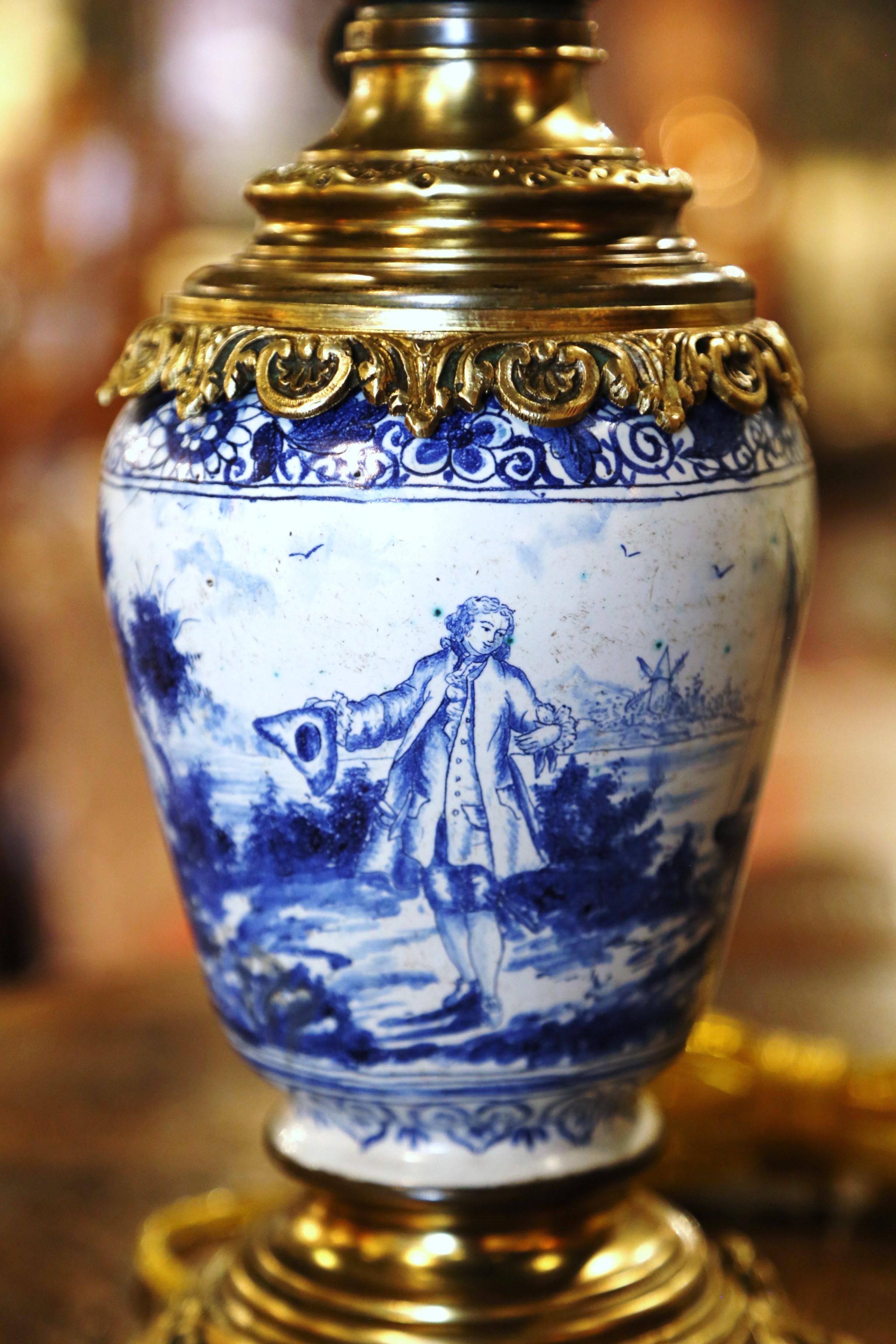 Français Lampe à huile en porcelaine peinte en bleu et blanc de Delft et en laiton du 19e siècle en vente