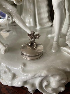 Boîte en argent délicate française du 19ème siècle avec un ange jouant de la musique sur le dessus