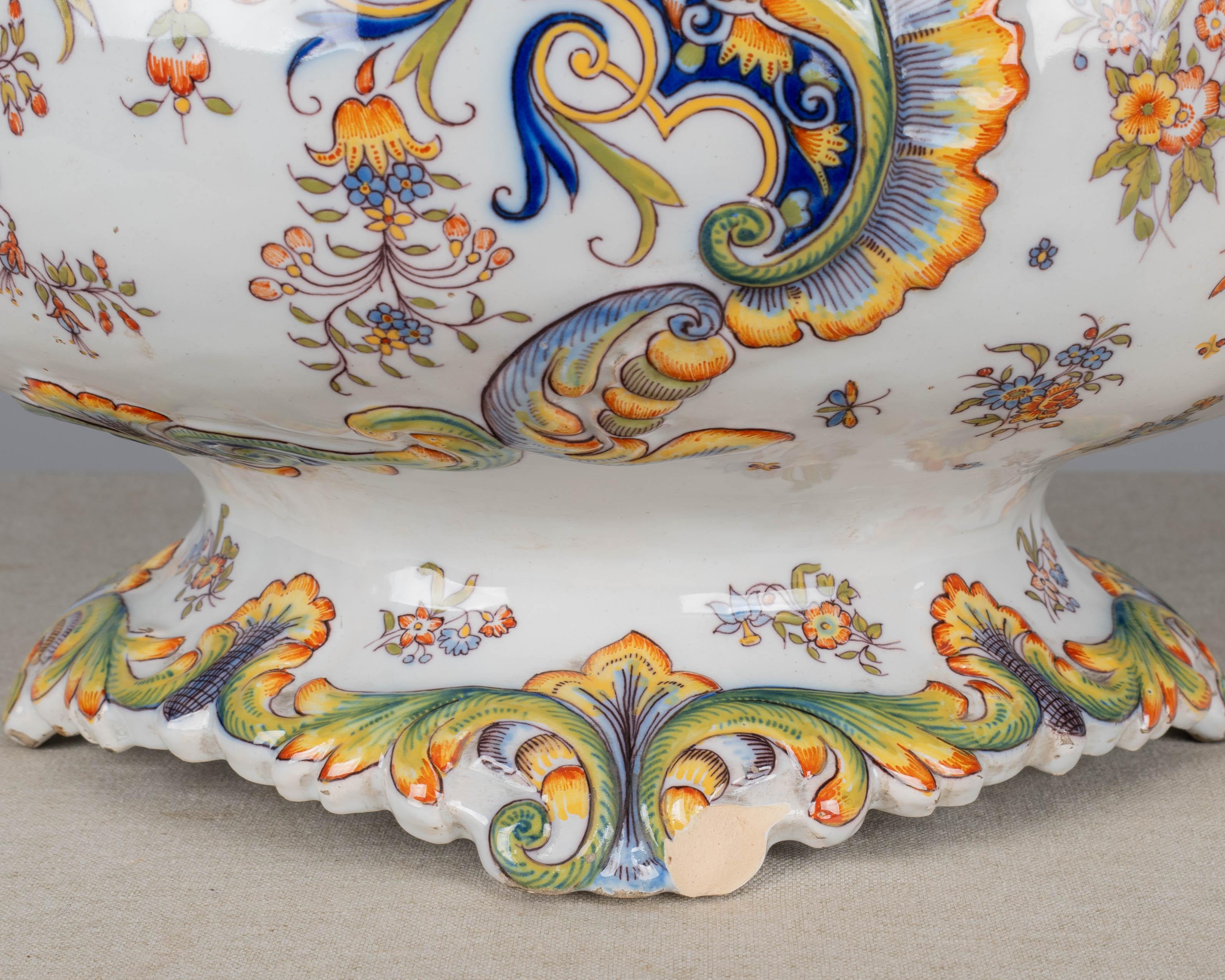 Cachepot in faience francese Desvres del XIX secolo in vendita 7