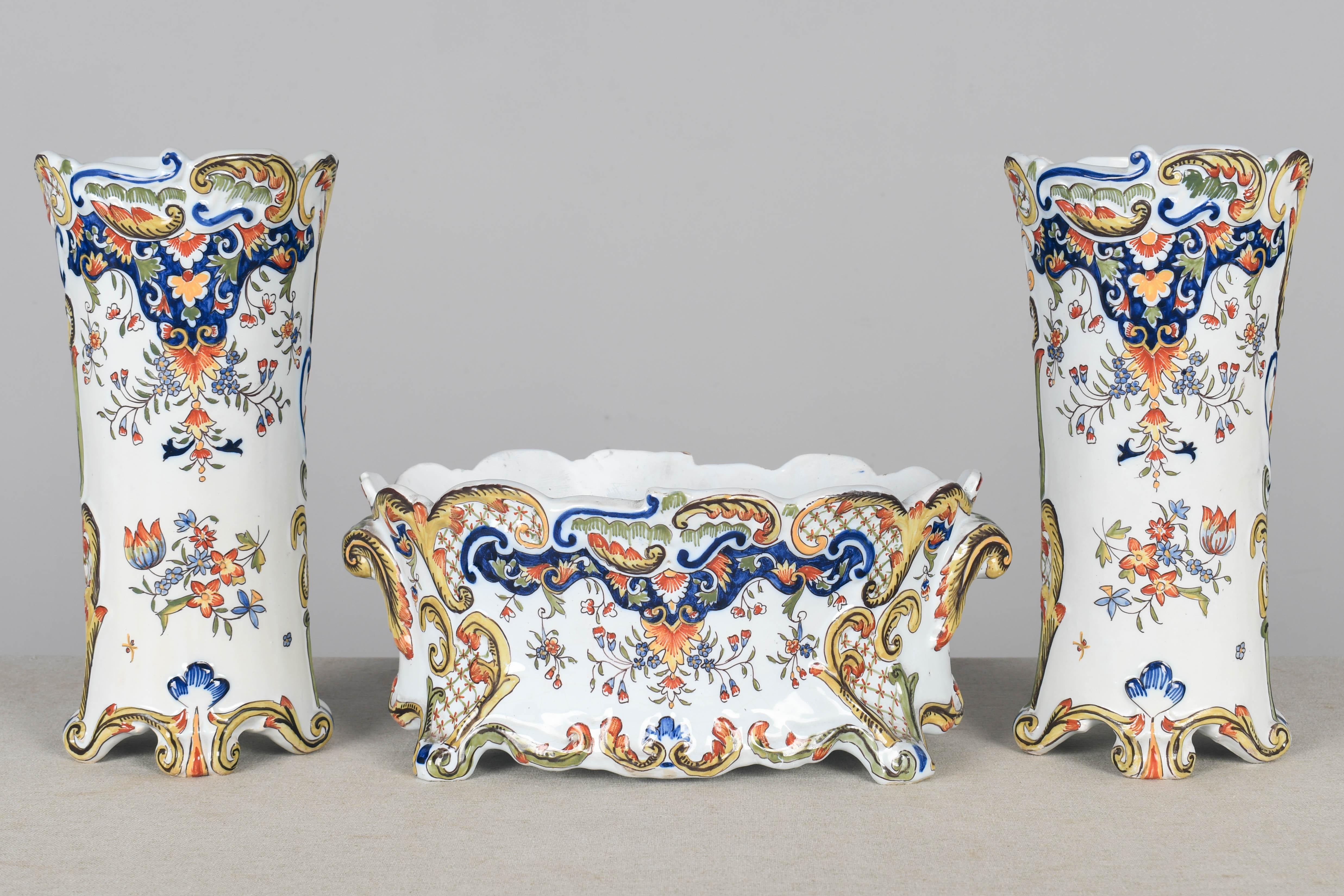 Beaux-Arts Jardinière e vaso di Desvres Faience francese del XIX secolo in vendita