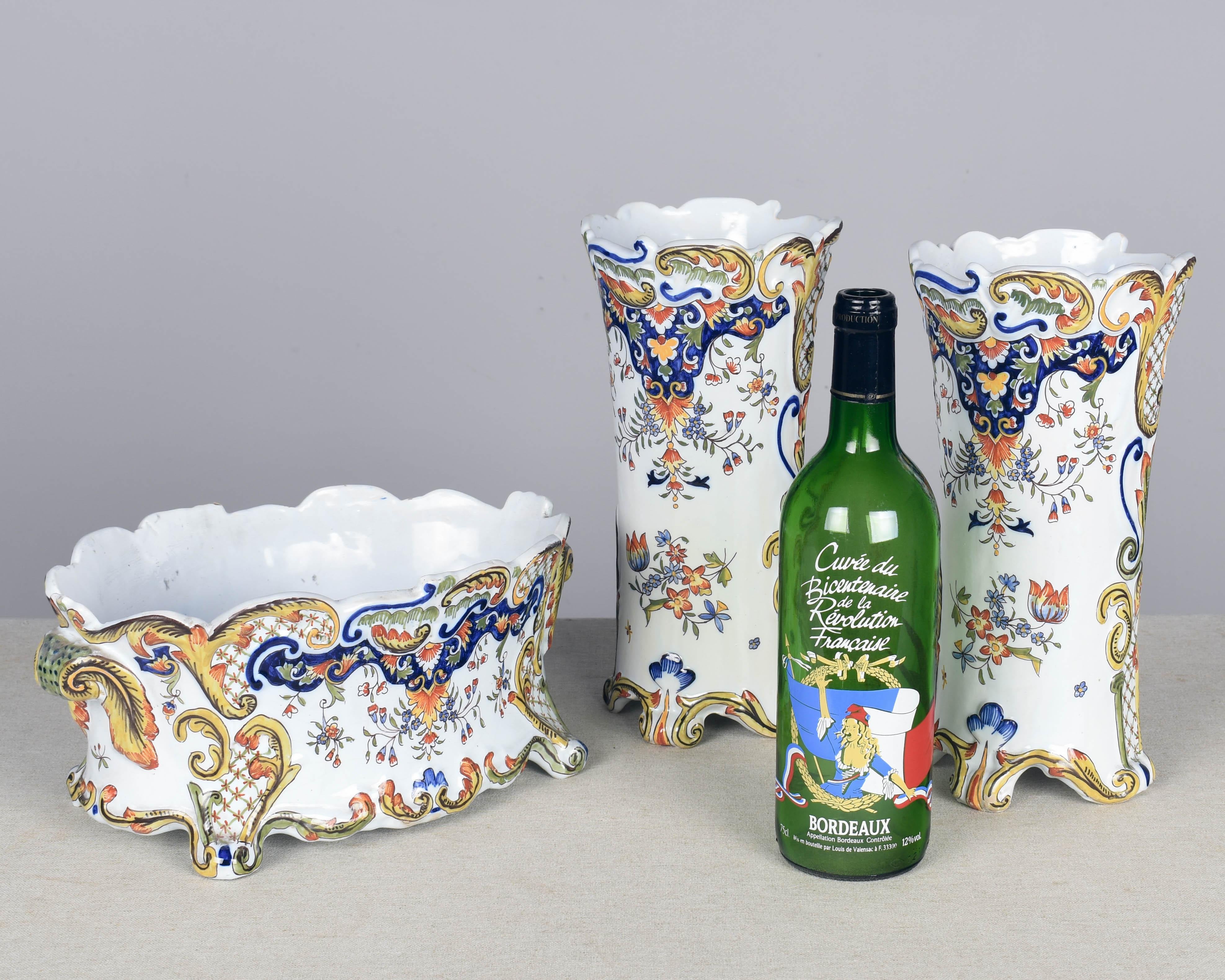 Francese Jardinière e vaso di Desvres Faience francese del XIX secolo in vendita