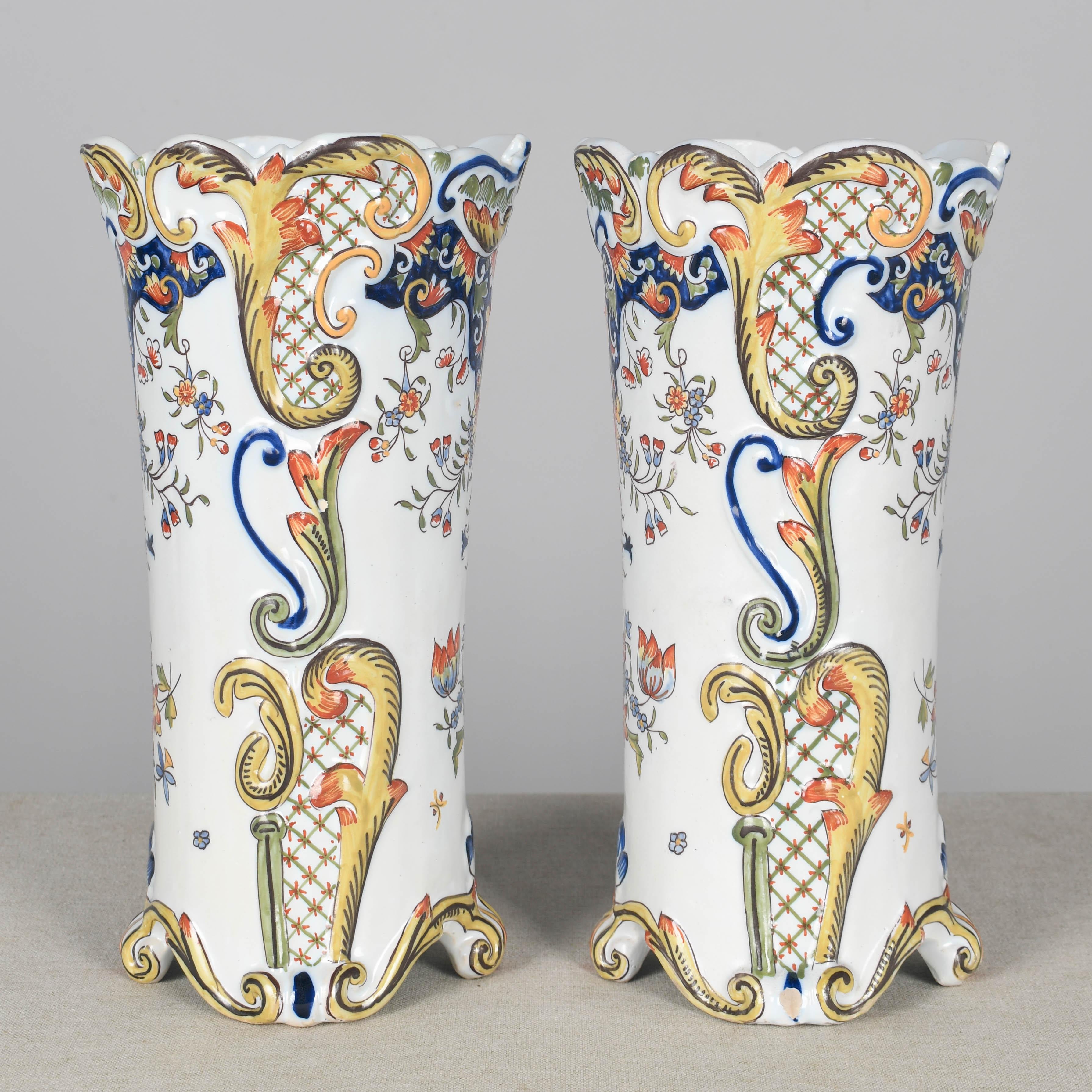 Dipinto a mano Jardinière e vaso di Desvres Faience francese del XIX secolo in vendita