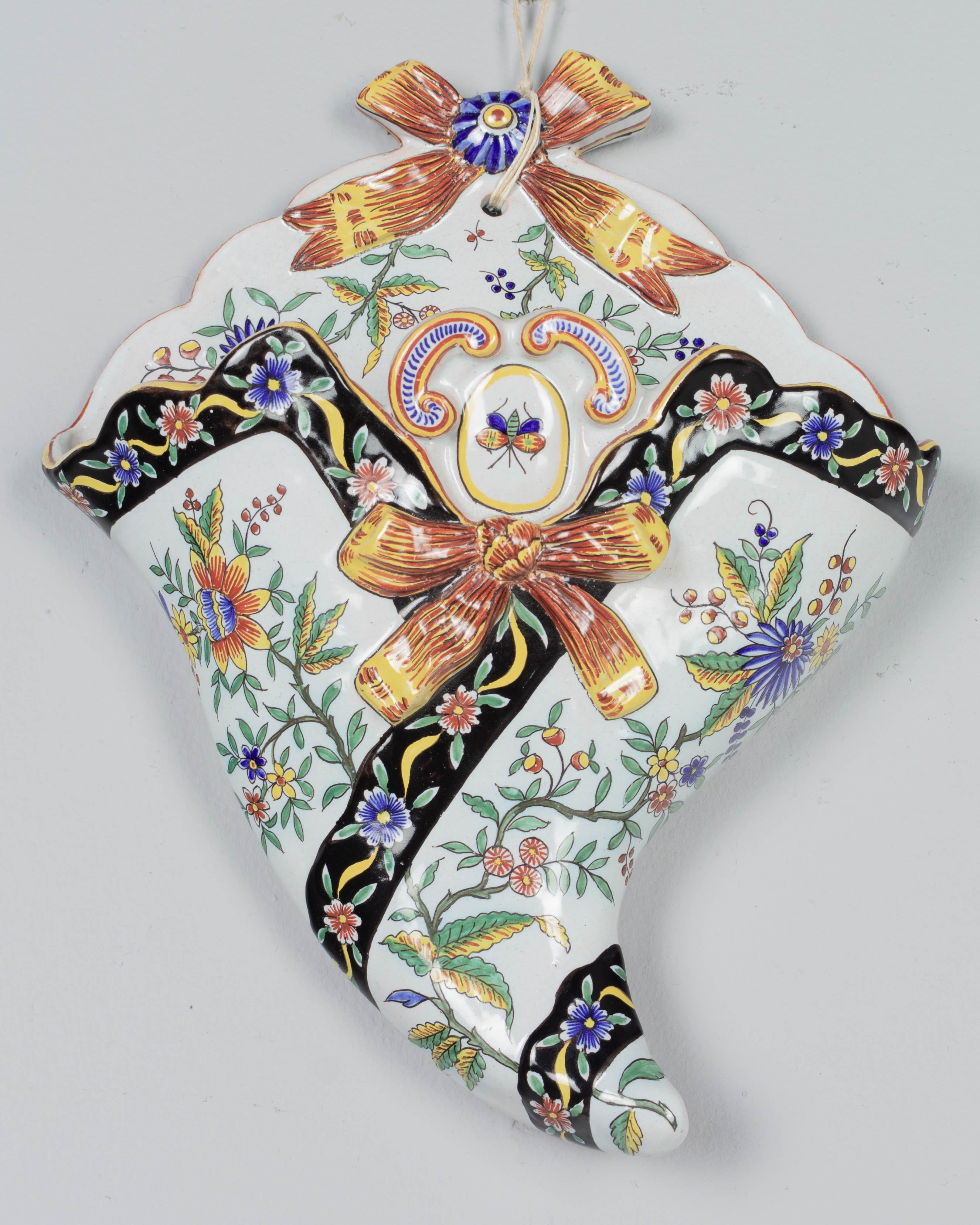 Pochette murale française du 19ème siècle en faïence de Desvres Bon état - En vente à Winter Park, FL
