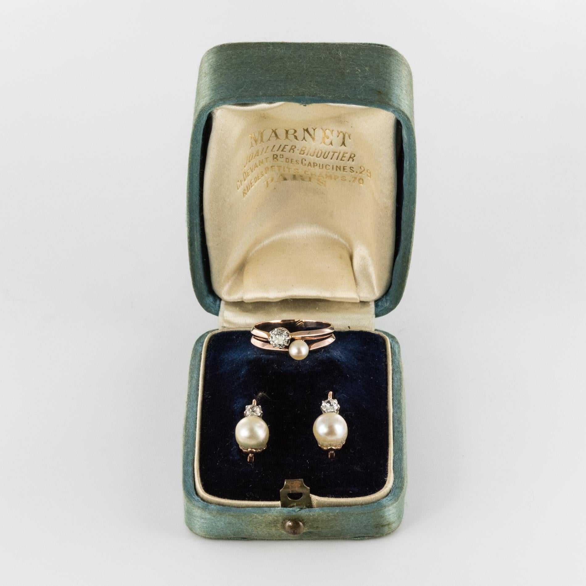 Parure composta da un anello e da un paio di orecchini, in oro rosa 18 carati, marchio a testa d'aquila.
L'anello antico è doppio ed è decorato sulla parte superiore da un antico diamante taglio brillante e da una perla naturale bianca