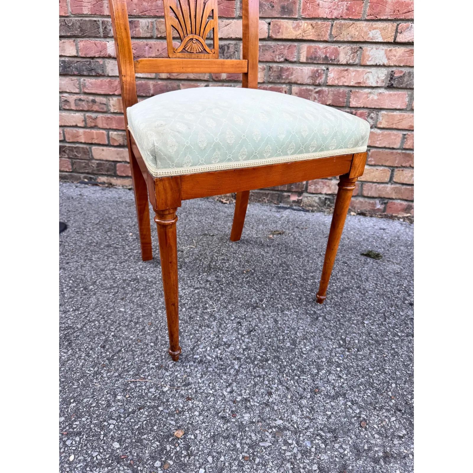 Dies ist ein gepolsterter Stuhl aus dem 19. Jahrhundert in England und bereit für Ihre Neupolsterung und Ihren individuellen Stoff! Sie haben schöne Ebenholz farbigen Intarsien Design auf der Vorderseite und einem Chippendale-Stil zurück. Mit ihrem