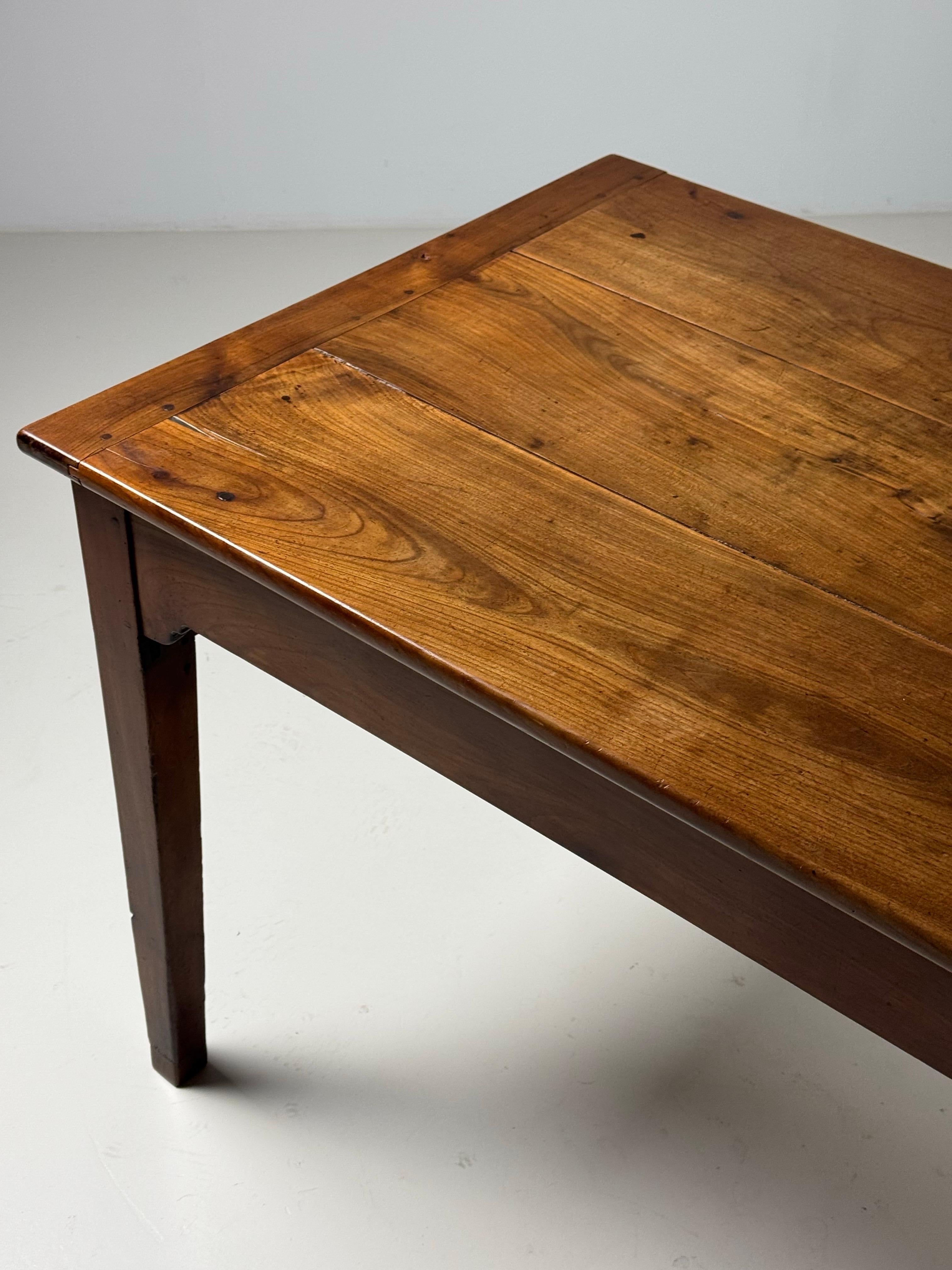 Table de salle à manger rustique. Original de France, 19e siècle. Avec tiroirs aux extrémités. Belle couleur et patine.

Dimensions : 203L x 80W x 79H