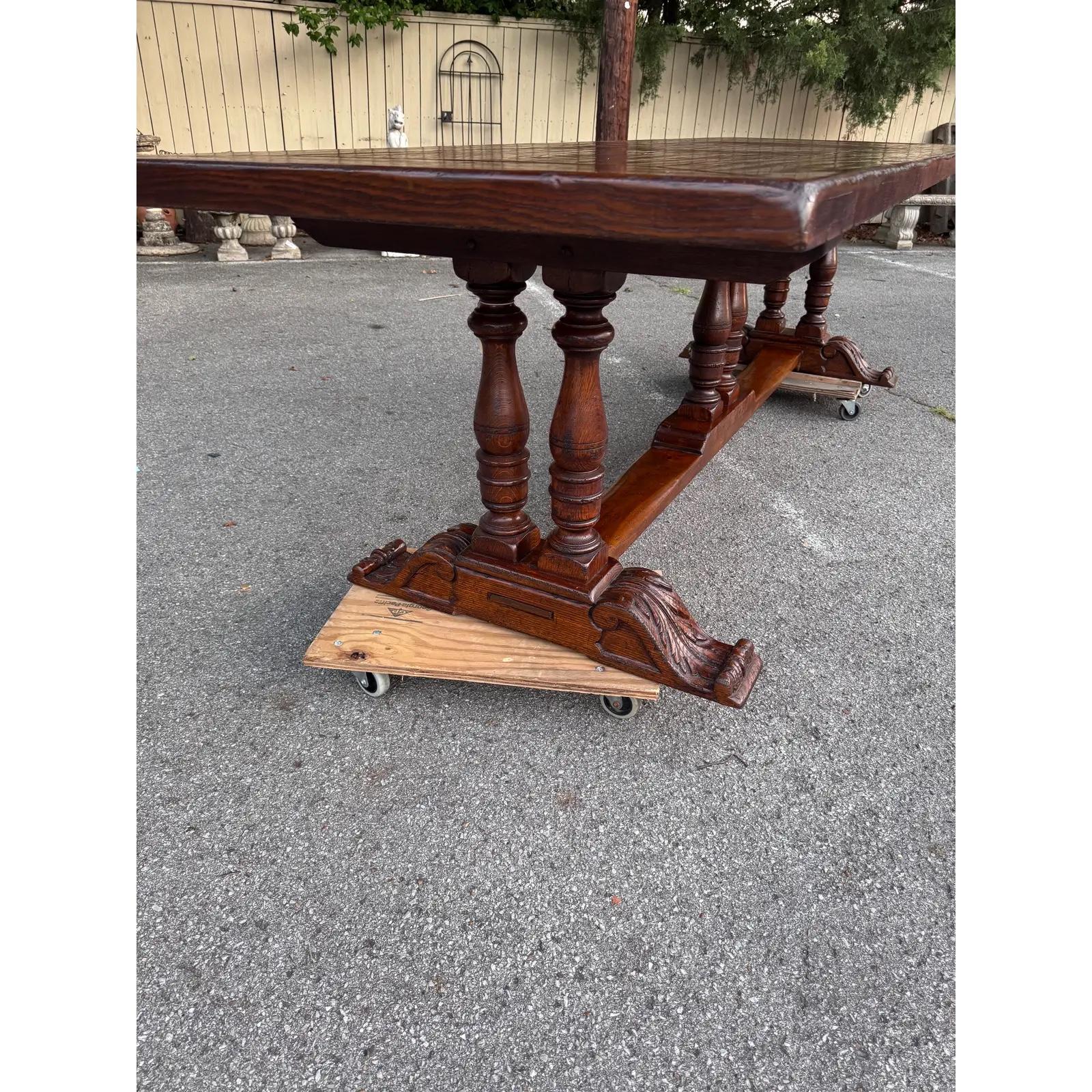 Cette magnifique table vient de la France du 19ème siècle pour votre salle à manger ! Ses solides pieds tréteaux avec barre de civière offrent une assise solide à vos repas, et son beau bois patiné apporte une douce chaleur à la pièce. La seule