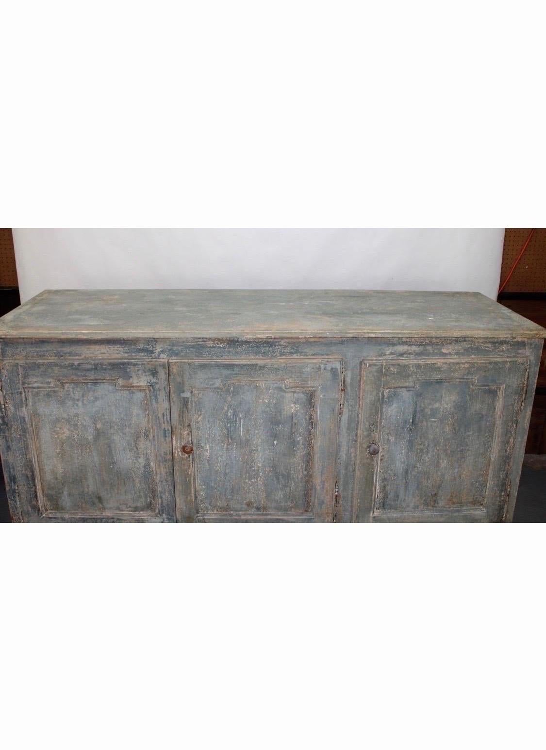 19. Jahrhundert Französisch Directiore Stil gemalt Kiefer Anrichte Buffet Enfilade im Zustand „Starke Gebrauchsspuren“ im Angebot in Atlanta, GA