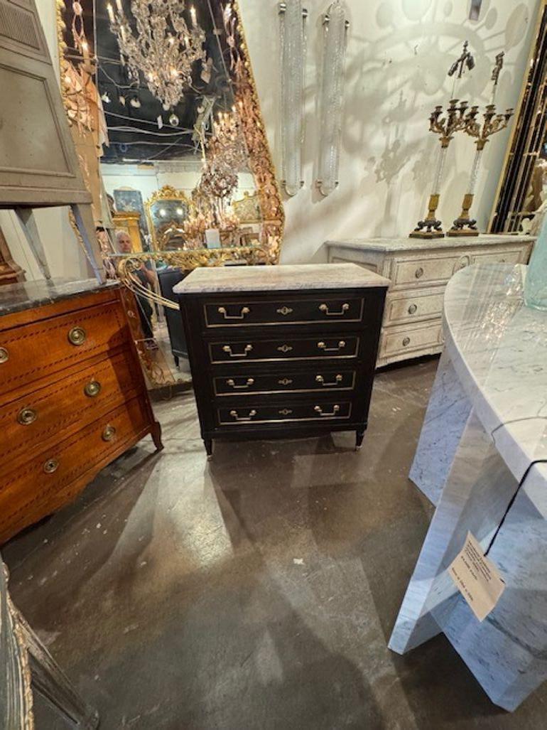Dieser Artikel ist ein wunderschönes 19. Jahrhundert Französisch Directoire schwarz lackiert Kommode mit Marmor. Die Kommode präsentiert sich im französischen Stil mit schwarzer Farbe und einer Marmorplatte, die jedem Raum Eleganz und Raffinesse