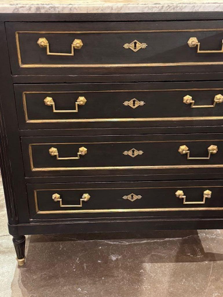 Französische Directoire-Kommode des 19. Jahrhunderts, schwarz lackiert, mit Marmorplatte im Zustand „Gut“ im Angebot in Dallas, TX