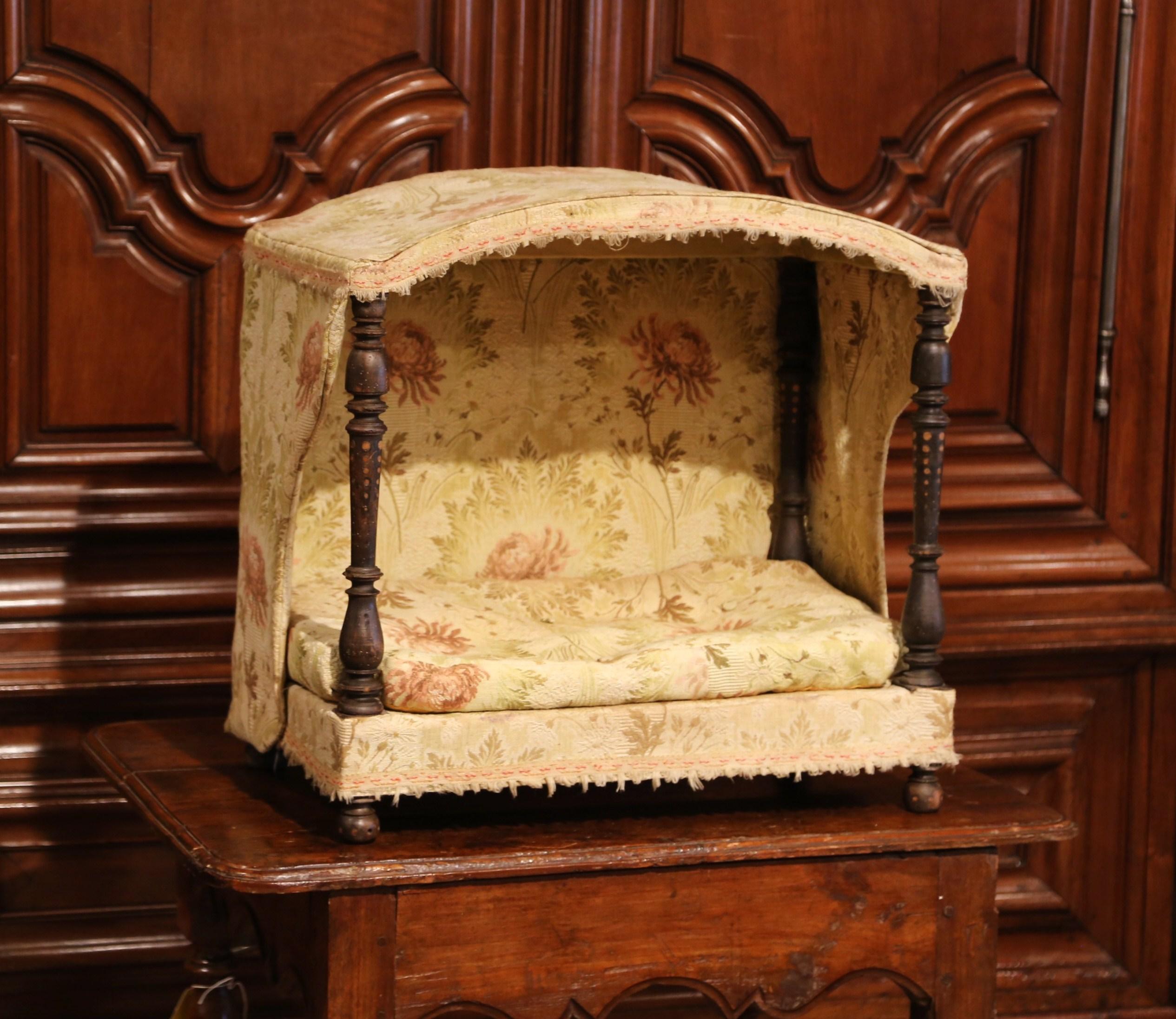 19th Century French Directoire Carved Oak Four-Post Dog House and Vintage Fabric In Excellent Condition In Dallas, TX