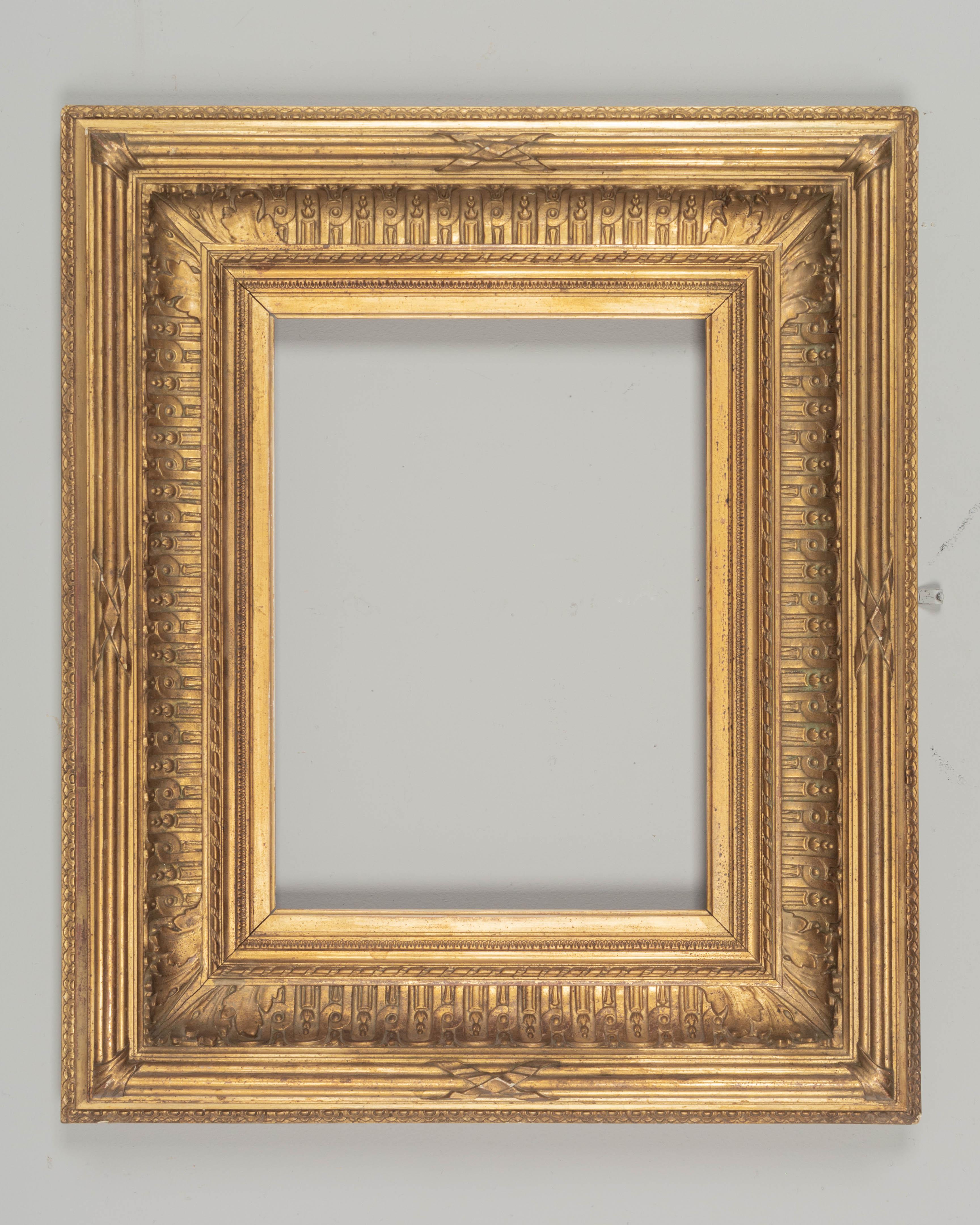 Ein französischer Bilderrahmen aus Goldholz im Directoire-Stil des 19. Hochwertige, schwere Leisten mit warmer Vergoldung. Sehr guter Zustand mit kleinen Schäden.  Schöner Maßstab für die Verwendung als Spiegelrahmen. CIRCA 1820-1840.
Äußere