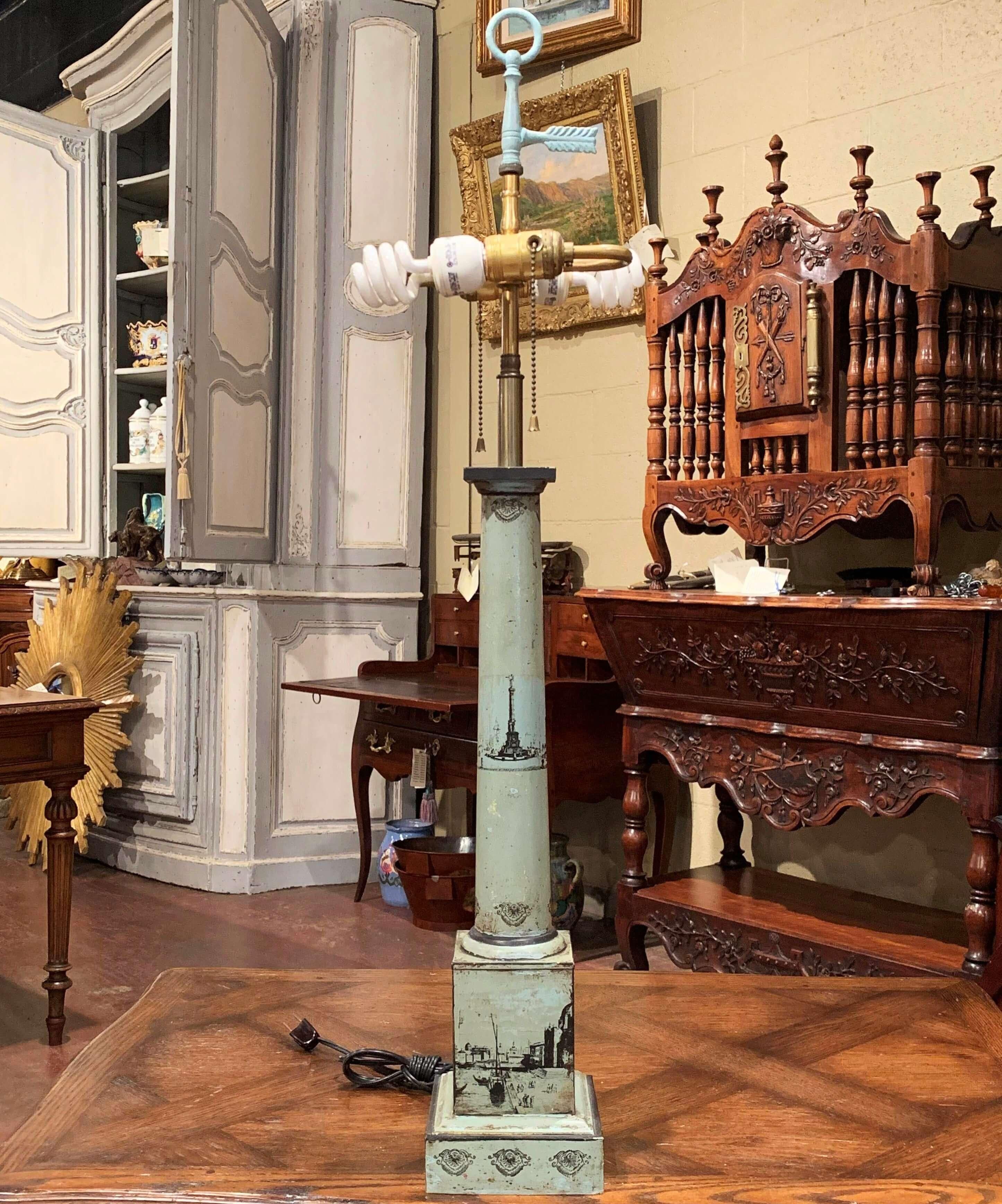 Dekorieren Sie einen Tisch oder ein Buffet mit dieser eleganten antiken Troll-Lampe. Die um 1840 in Frankreich gefertigte Lampe steht auf einem quadratischen Sockel und weist ein handgemaltes Dekor mit Soldaten und dekorativem Blattwerk in grüner