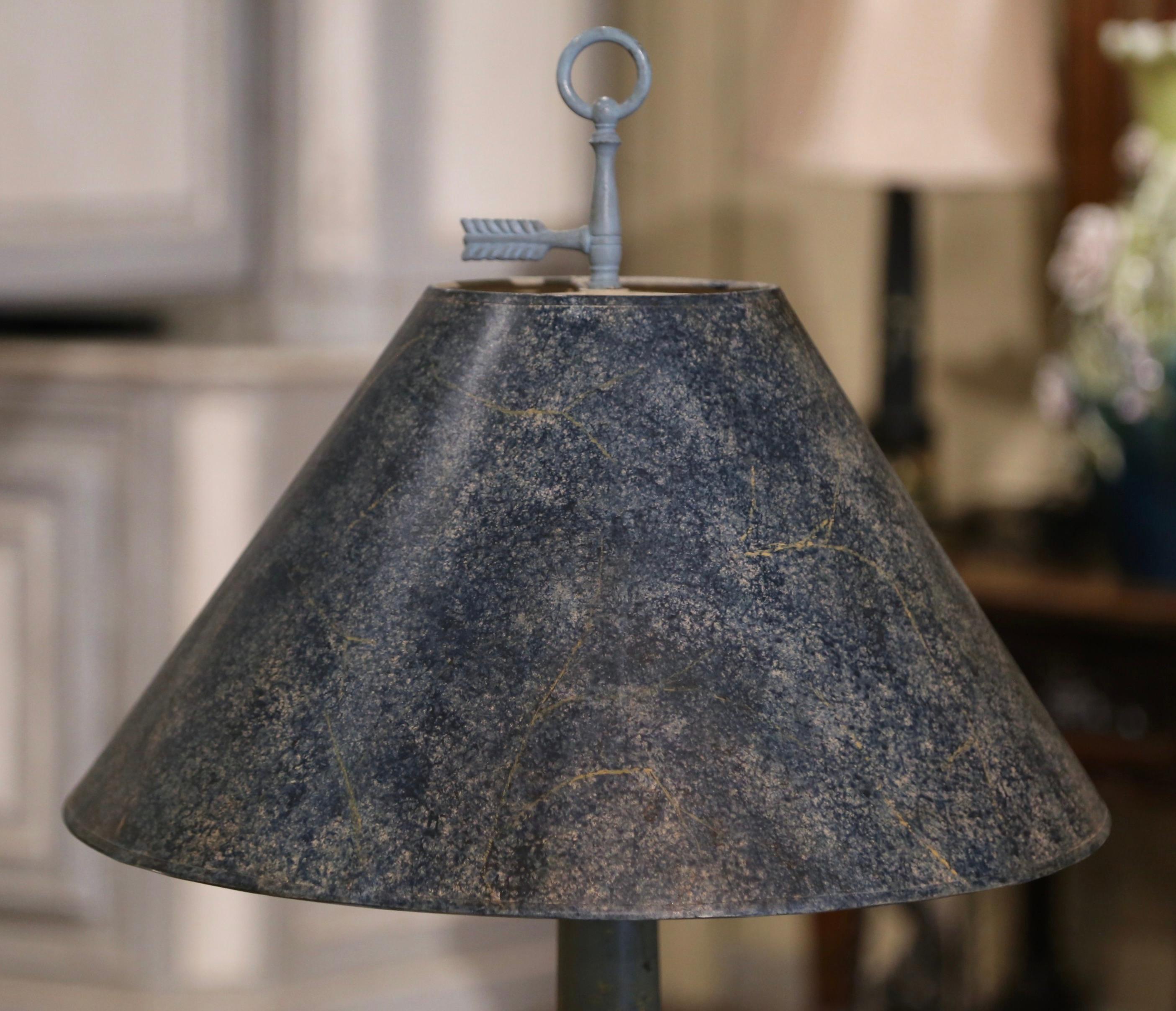 Lampe de table Directoire française du 19ème siècle peinte à la main en tôle verte et blanche Excellent état - En vente à Dallas, TX
