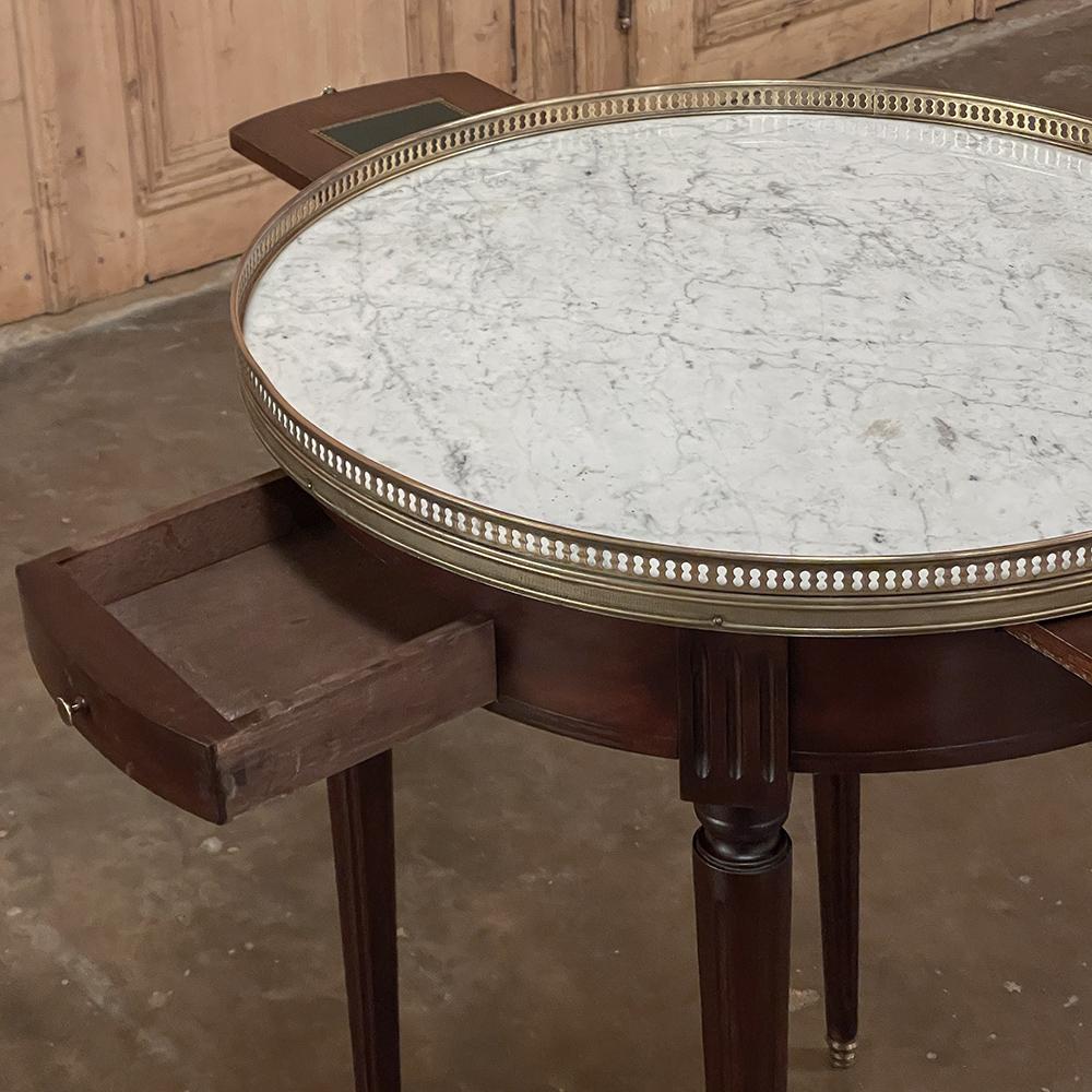 Laiton Table d'appoint Directoire française du 19ème siècle en acajou avec plateau en marbre en vente