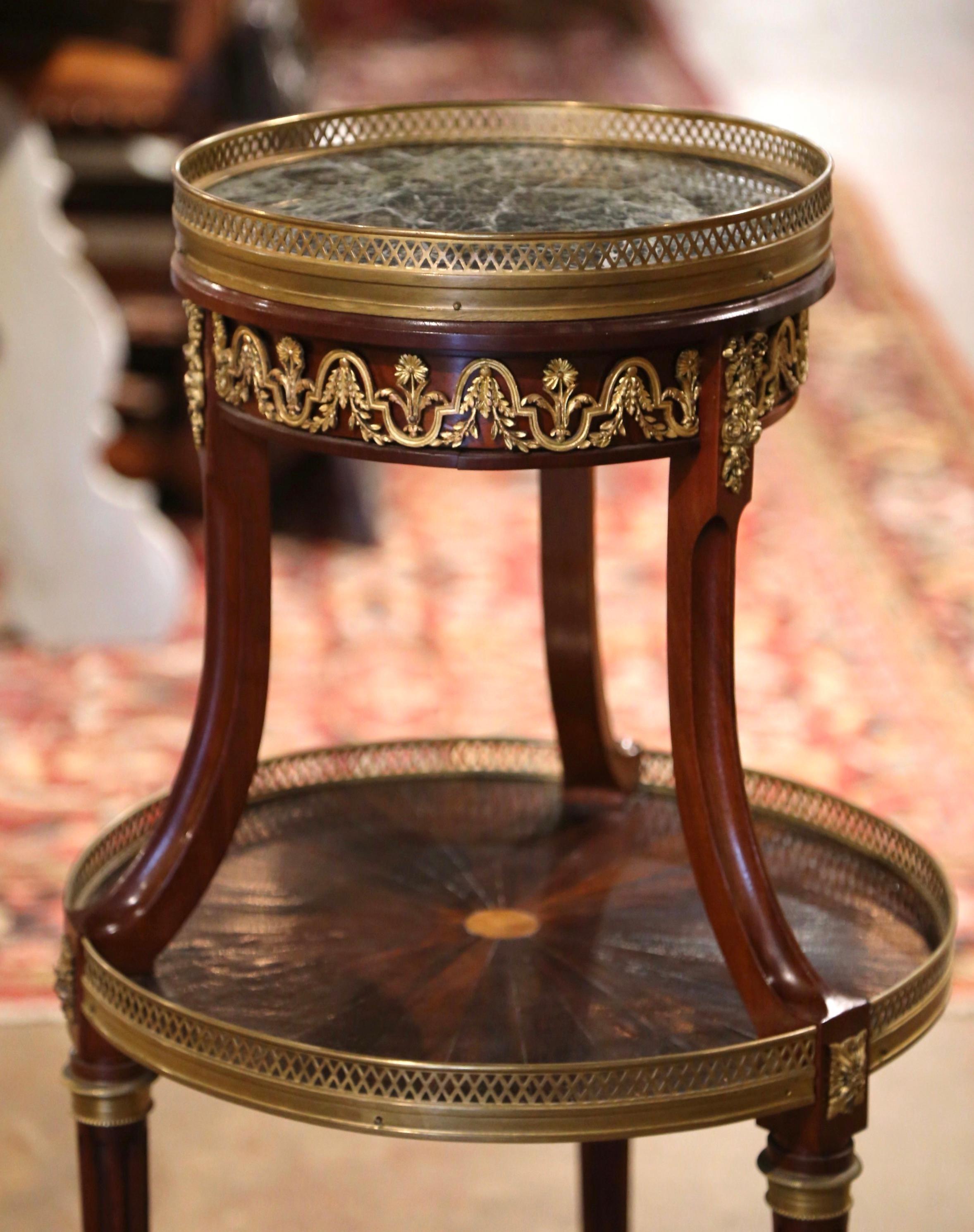 Französischer Directoire-Mahagoni-Tisch mit zwei Etagen und Marmorplatte aus dem 19. Jahrhundert (Handgeschnitzt) im Angebot