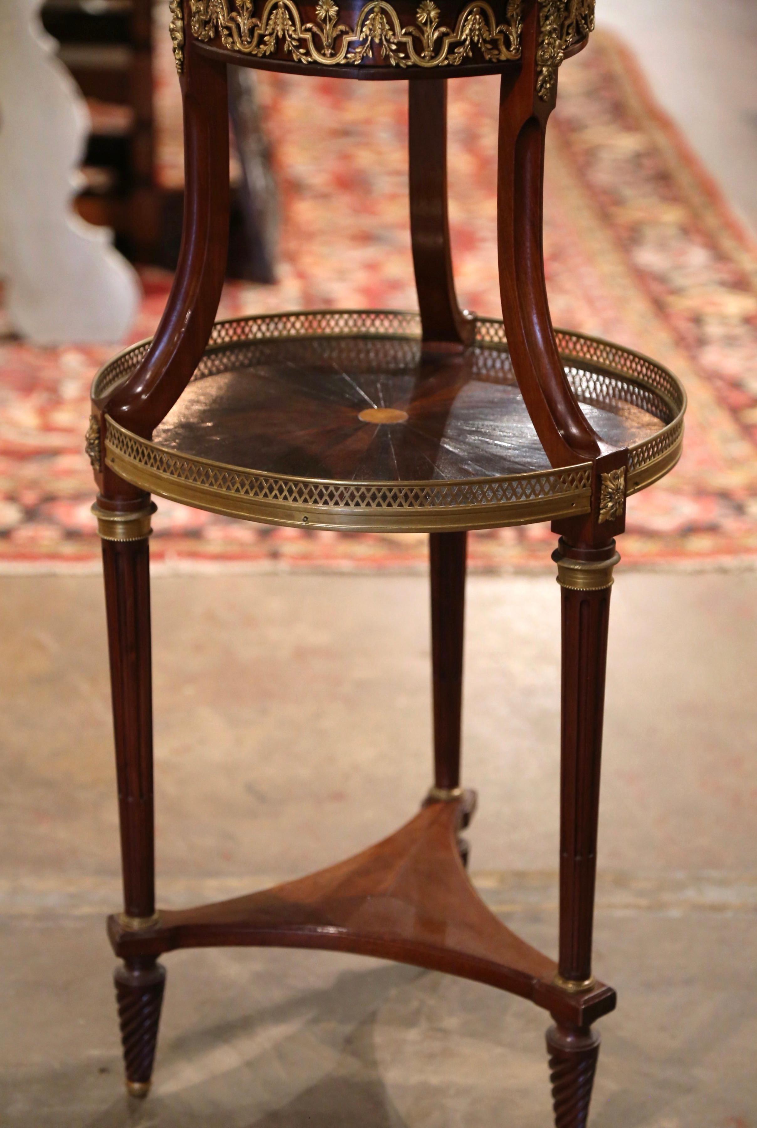 Französischer Directoire-Mahagoni-Tisch mit zwei Etagen und Marmorplatte aus dem 19. Jahrhundert im Zustand „Hervorragend“ im Angebot in Dallas, TX