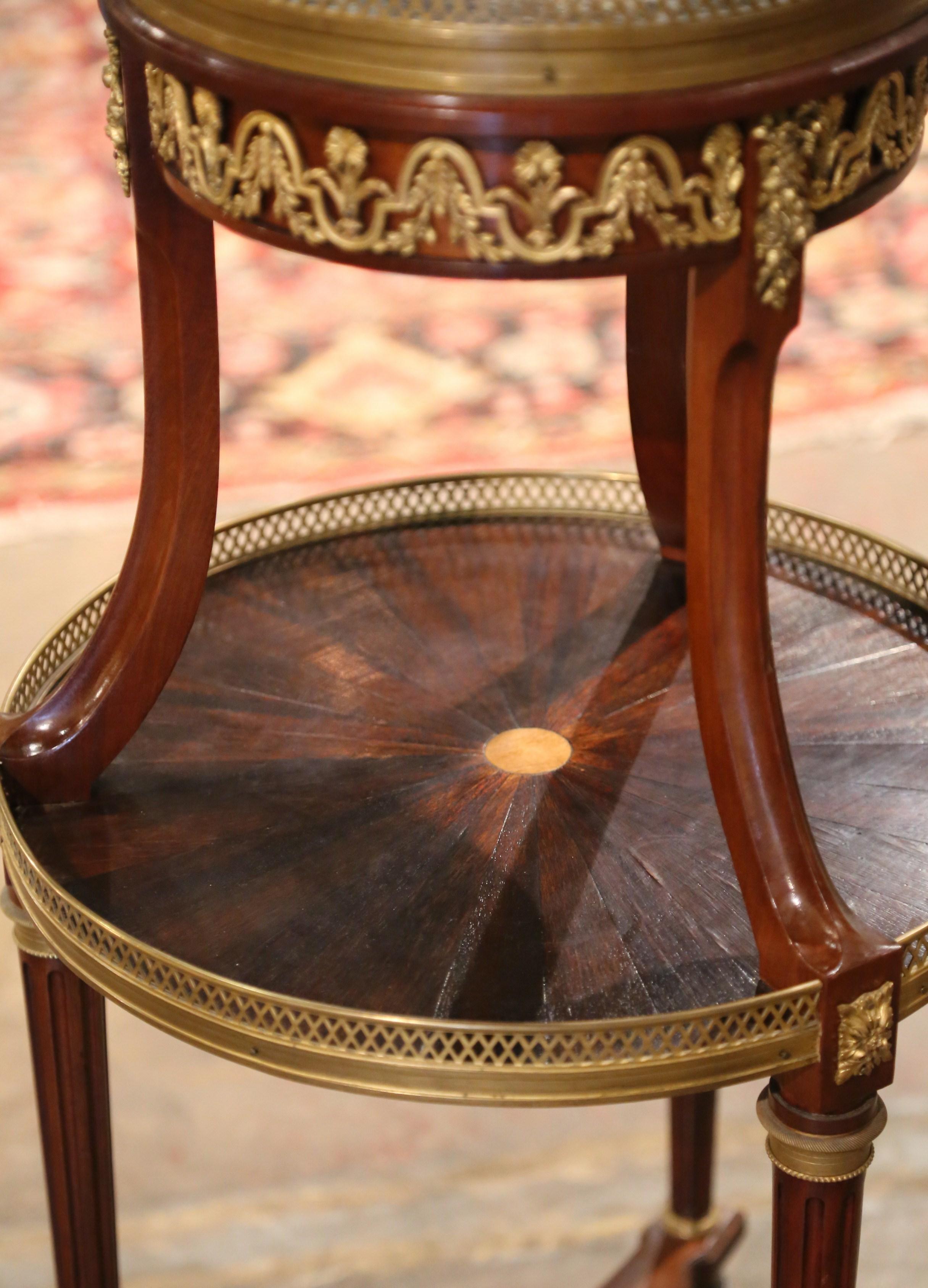 Laiton Table bouillotte à deux niveaux en acajou avec plateau en marbre style Directoire français du XIXe siècle en vente