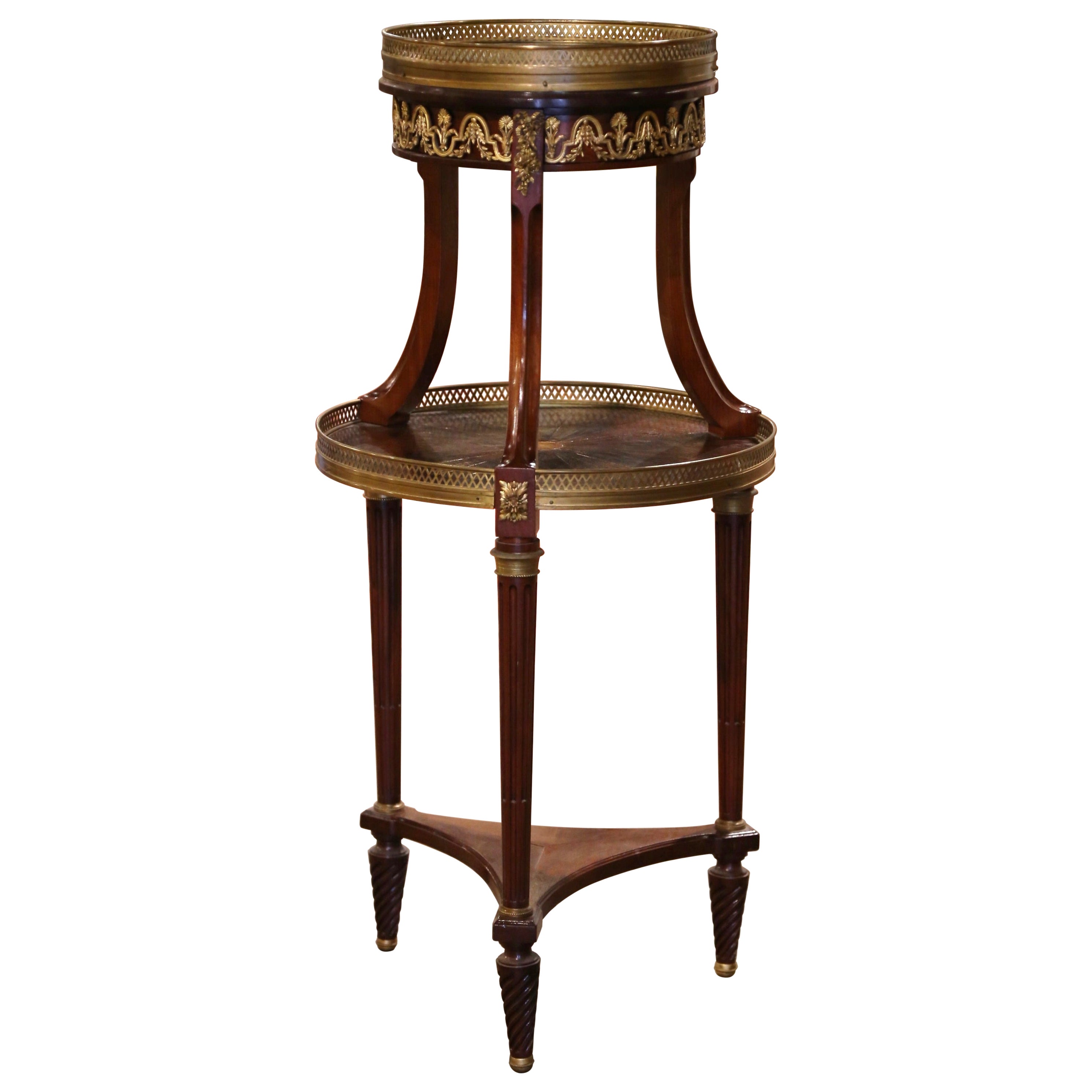 Mesa Bouillotte de dos pisos de caoba con tapa de mármol del Directoire francés del siglo XIX