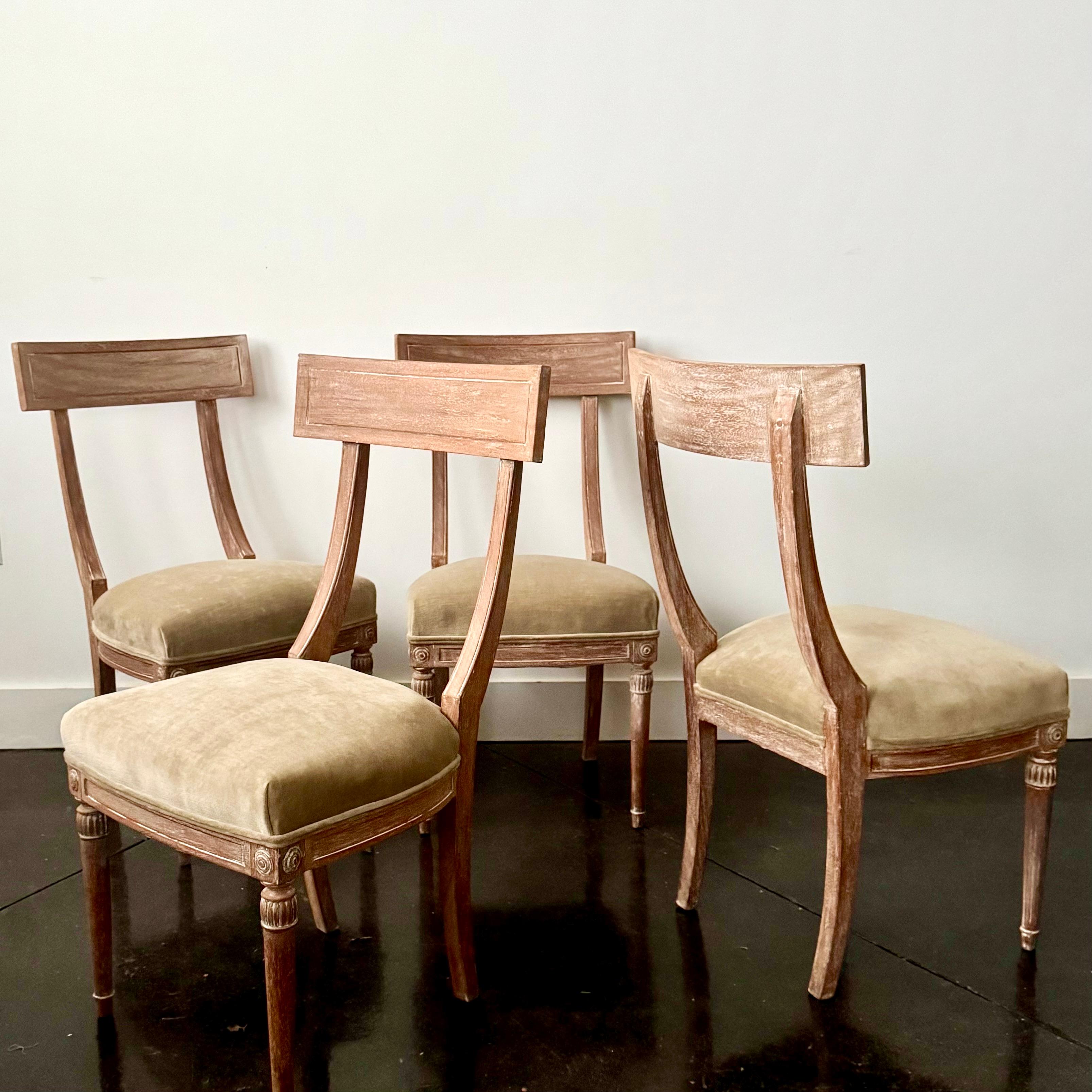 Set di quattro sedie francesi in stile Directoire in mogano massiccio del XIX secolo.
I telai delle sedie sono stati raschiati da diversi strati di vernice vecchia fino a raggiungere il legno di mogano nudo, lasciando alcune tracce di vernice. 
Lo
