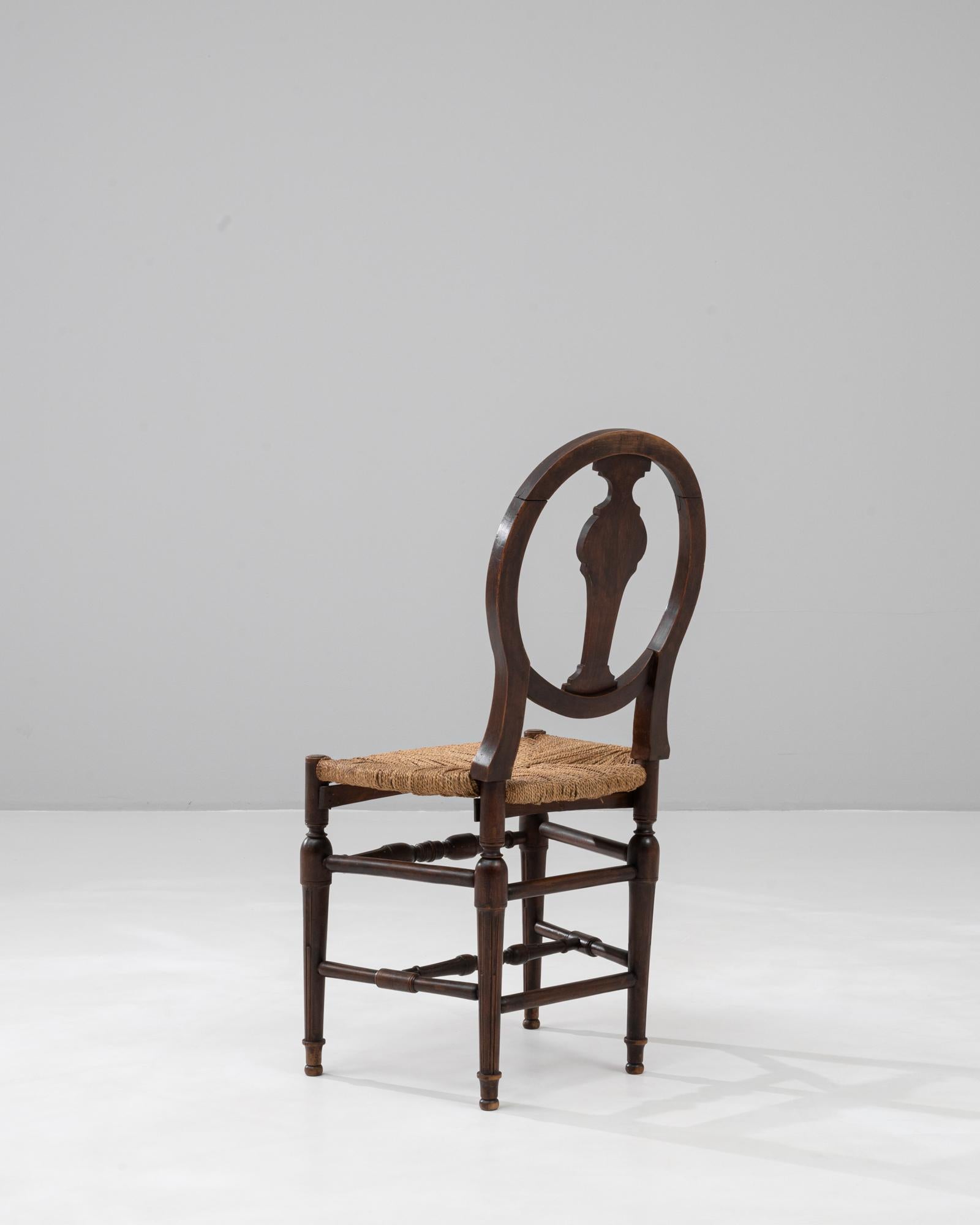 Noce Sedia in noce in stile Direttorio francese del XIX secolo in vendita