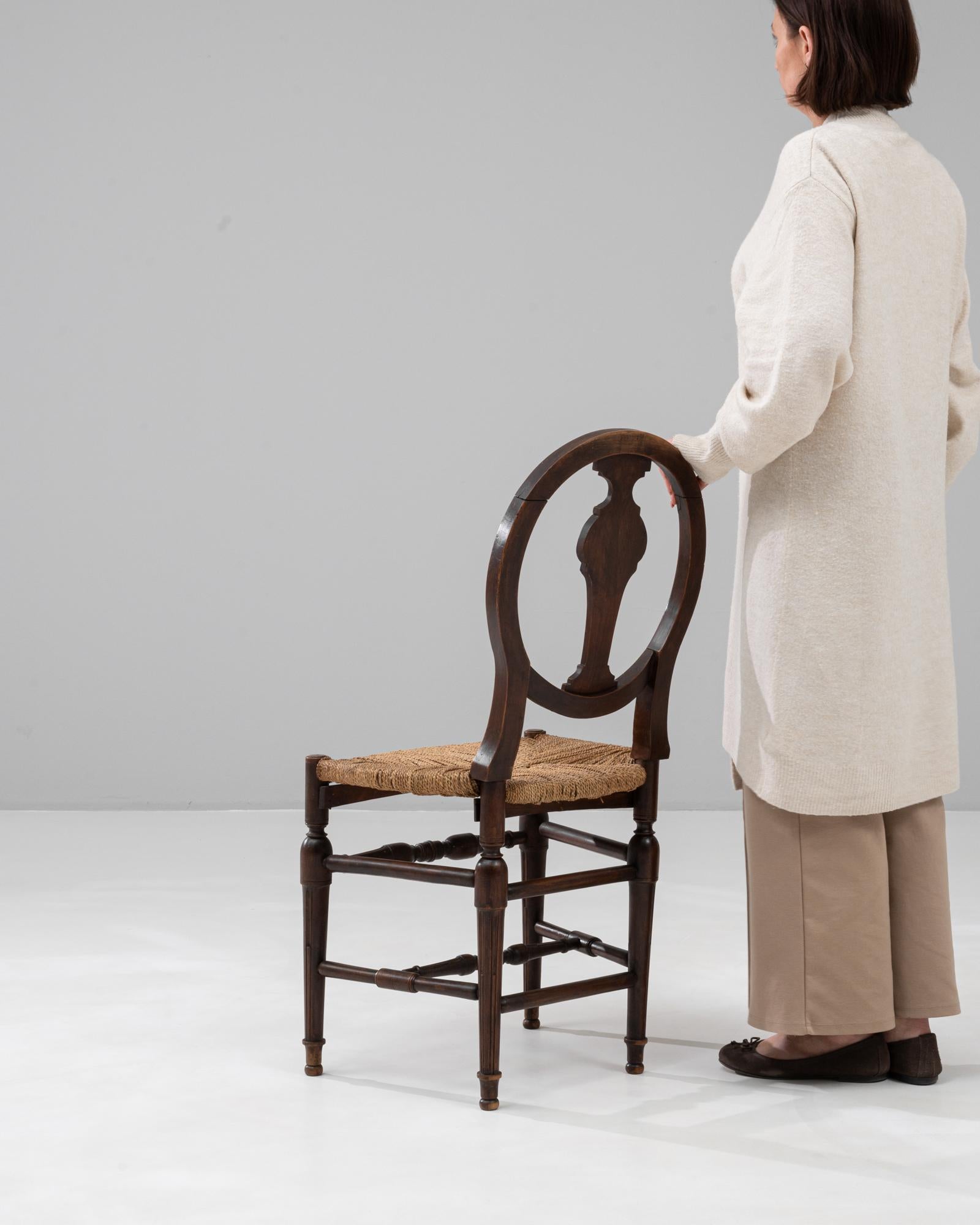 Sedia in noce in stile Direttorio francese del XIX secolo in vendita 1