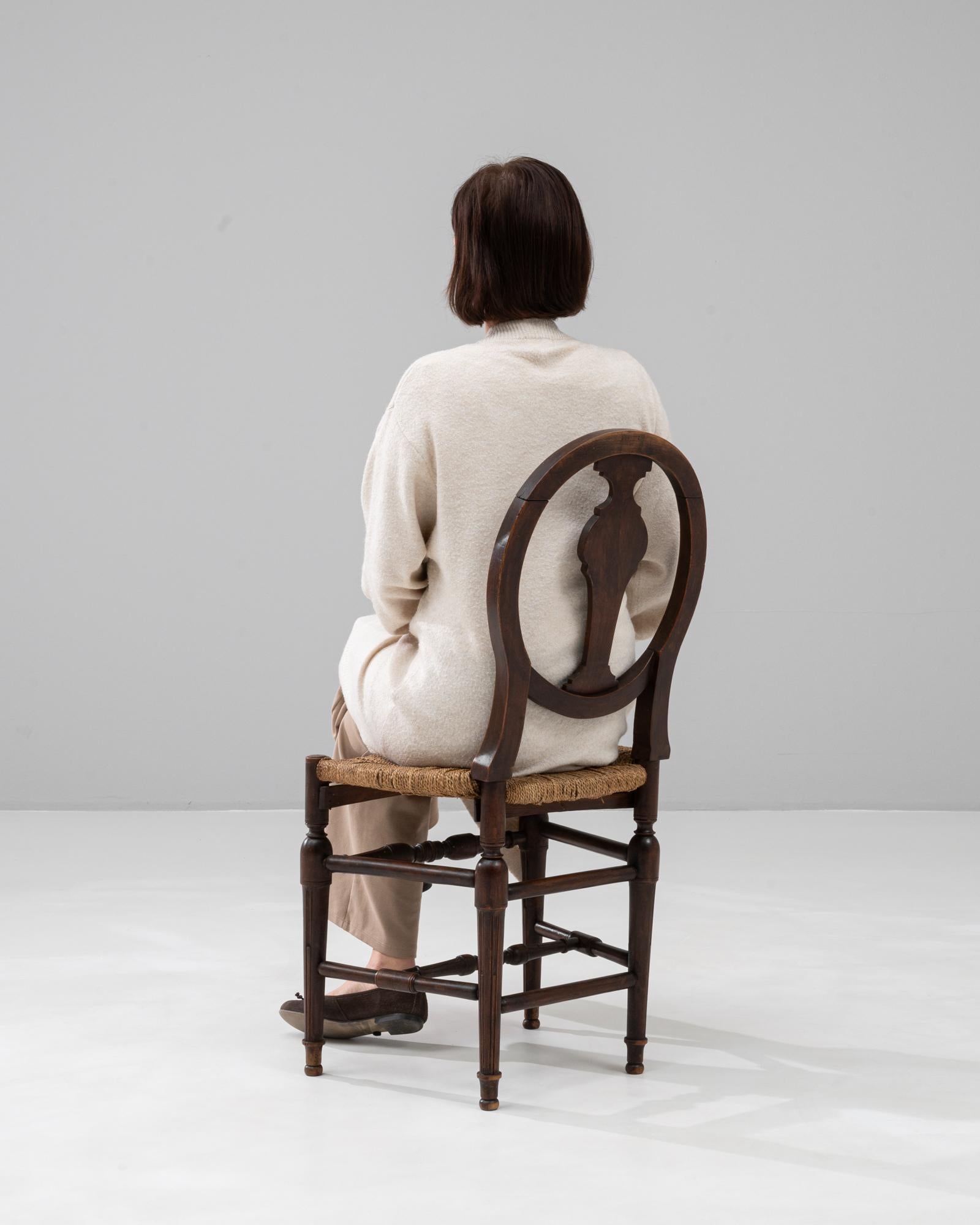 Sedia in noce in stile Direttorio francese del XIX secolo in vendita 2