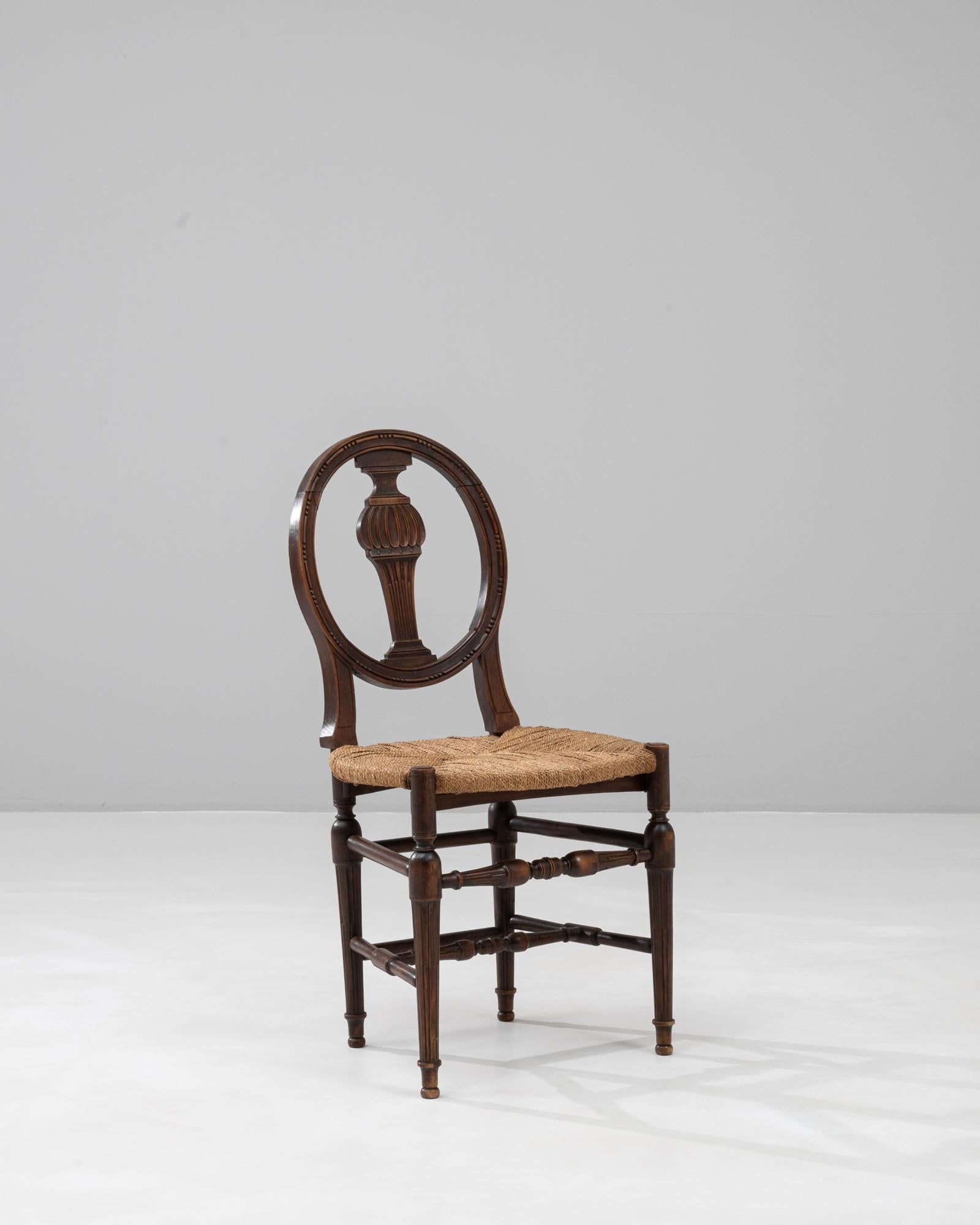Sedia in noce in stile Direttorio francese del XIX secolo in vendita 3