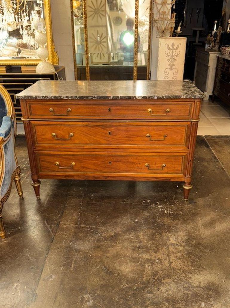 Si tratta di una commode francese Directoire in noce del XIX secolo con piano in marmo. Presenta un design in stile francese, con una splendida finitura in noce. Il comodino è dotato di un piano in marmo che aggiunge un tocco di eleganza al pezzo.