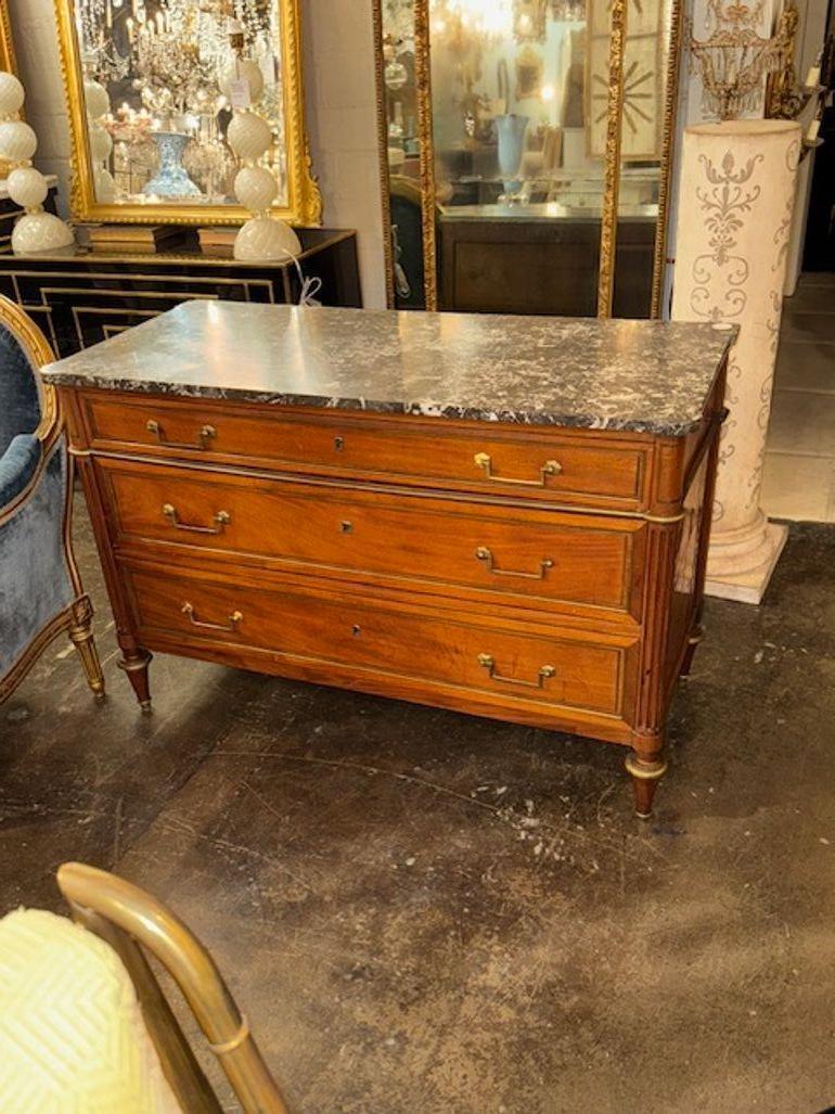Francese Commode francese del XIX secolo in legno di noce con piano in marmo in vendita