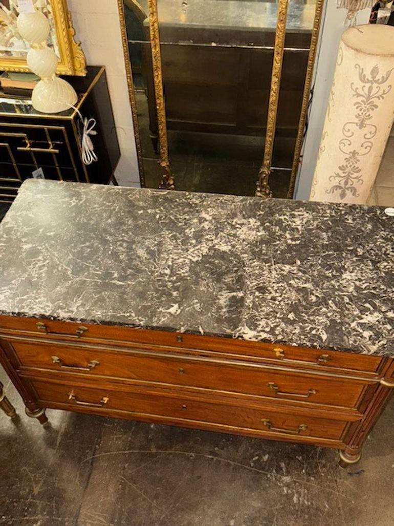 Commode francese del XIX secolo in legno di noce con piano in marmo In condizioni buone in vendita a Dallas, TX