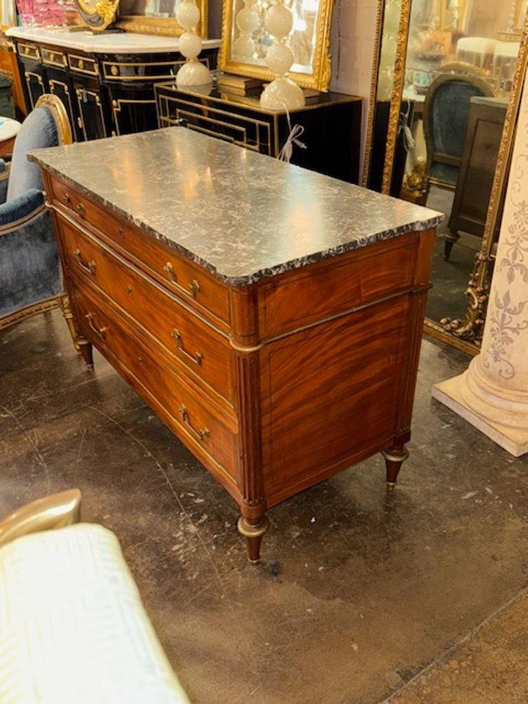 Marmo Commode francese del XIX secolo in legno di noce con piano in marmo in vendita