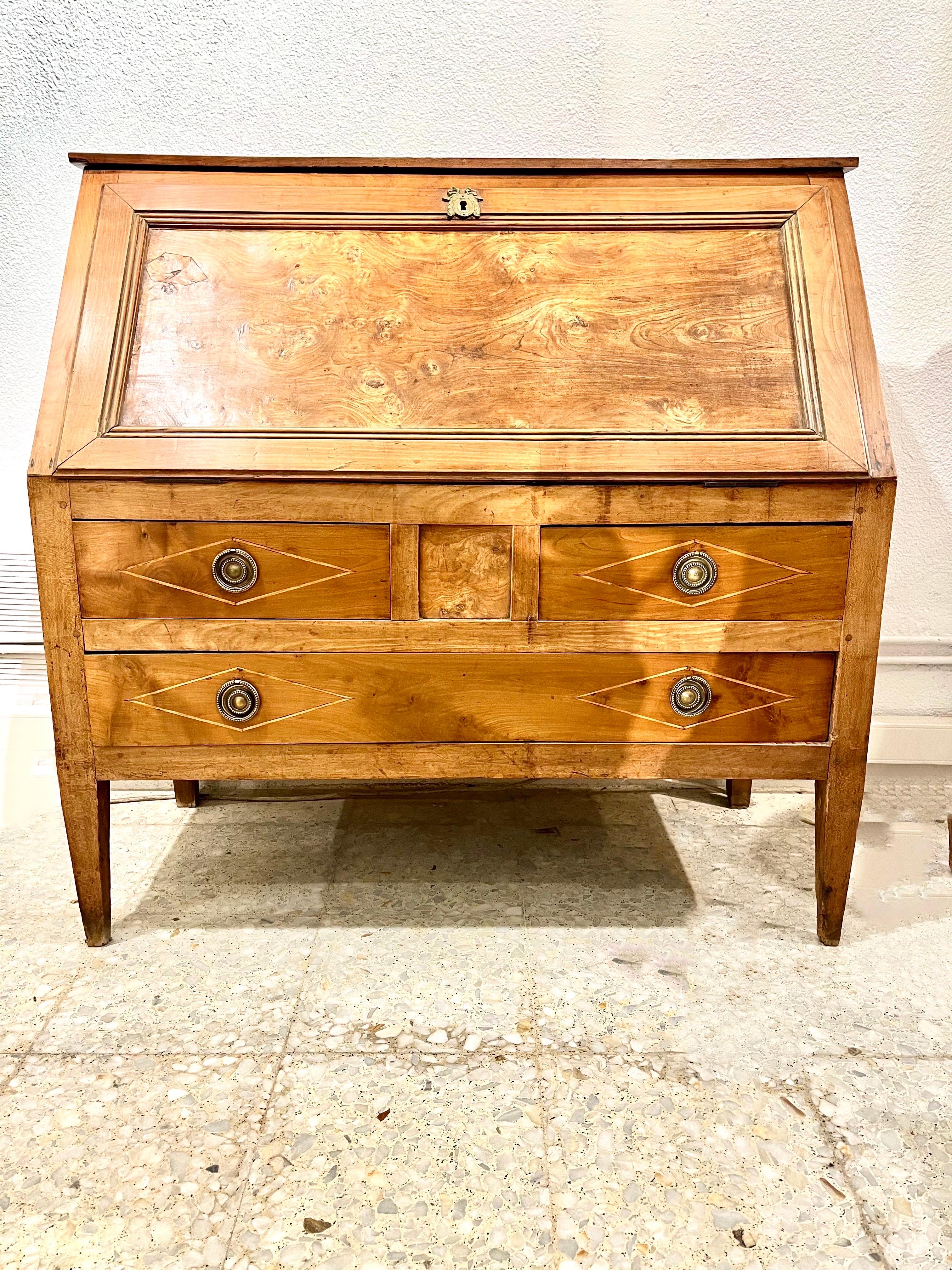 Ein französischer Sekretär der Directory-Ära aus dem frühen 19. Jahrhundert, aus schönem Kirschholz, in einem hellen Ton mit Bronzegriffen und ebenfalls bronzenen Schlüssellöchern. In ihrem unteren Teil haben sie eine lange Schublade und zwei