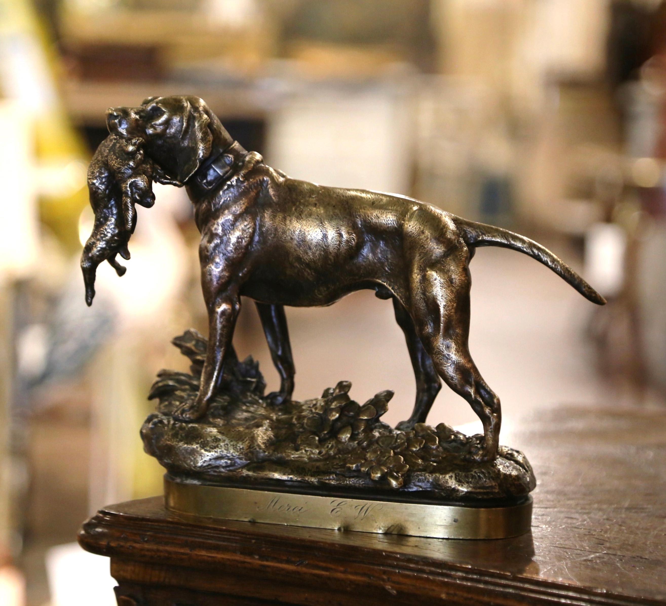 Dekorieren Sie ein Regal oder das Büro eines Mannes mit dieser wunderbaren antiken vergoldeten Skulpturkomposition. Das um 1890 in Frankreich geschaffene, detailreiche Kunstwerk zeigt einen realistischen Zeiger, der auf felsigem Grund steht und ein
