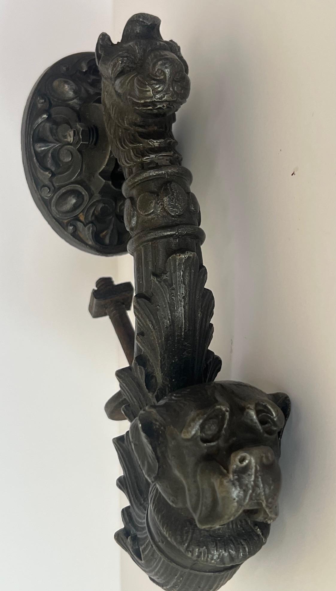 19th Century French Door Knocker With Dog (Eisen) im Angebot