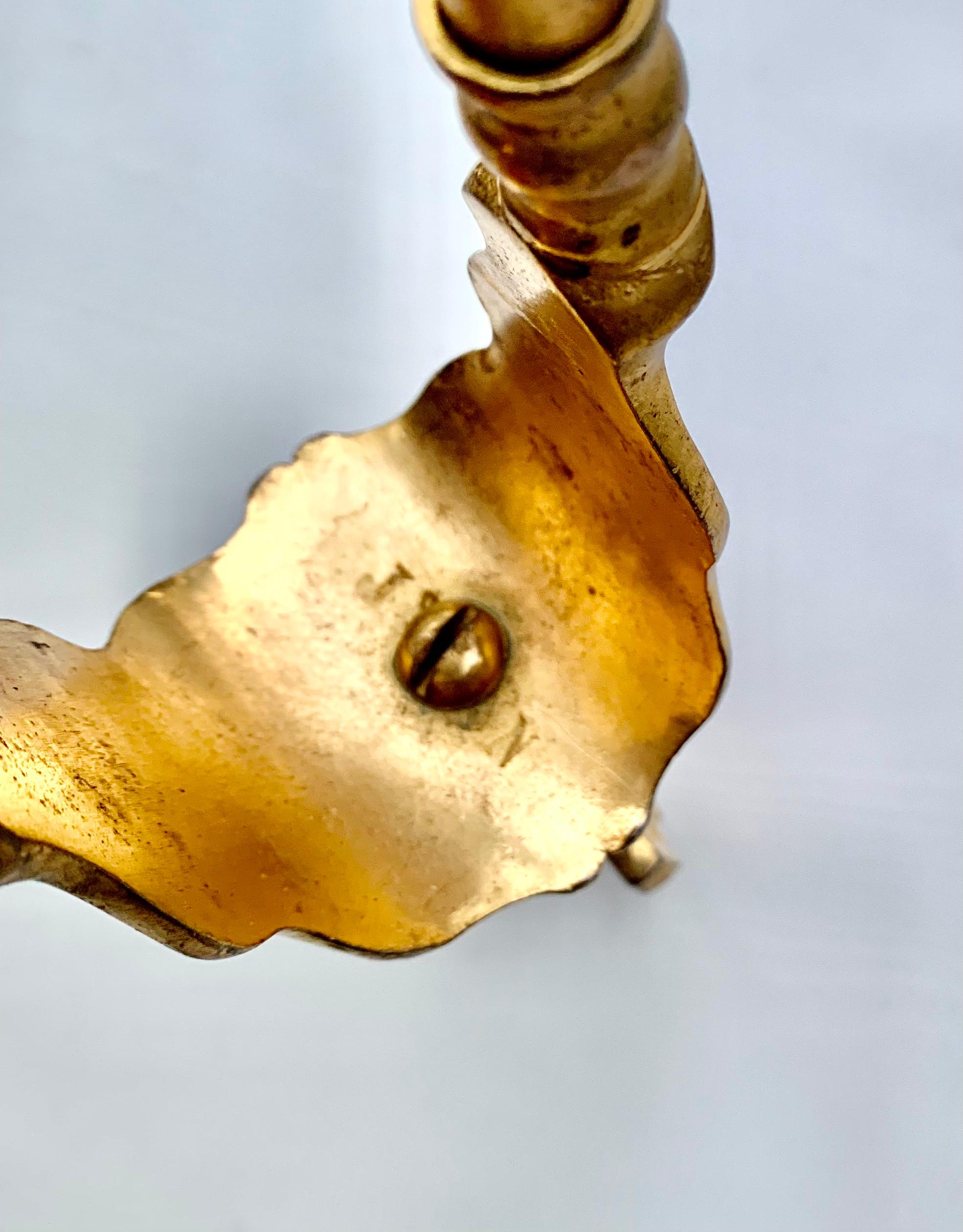 Francese Attrezzo a pinza per caminetto francese del XIX secolo in bronzo Dore in stile Luigi XVI, firmato JN in vendita