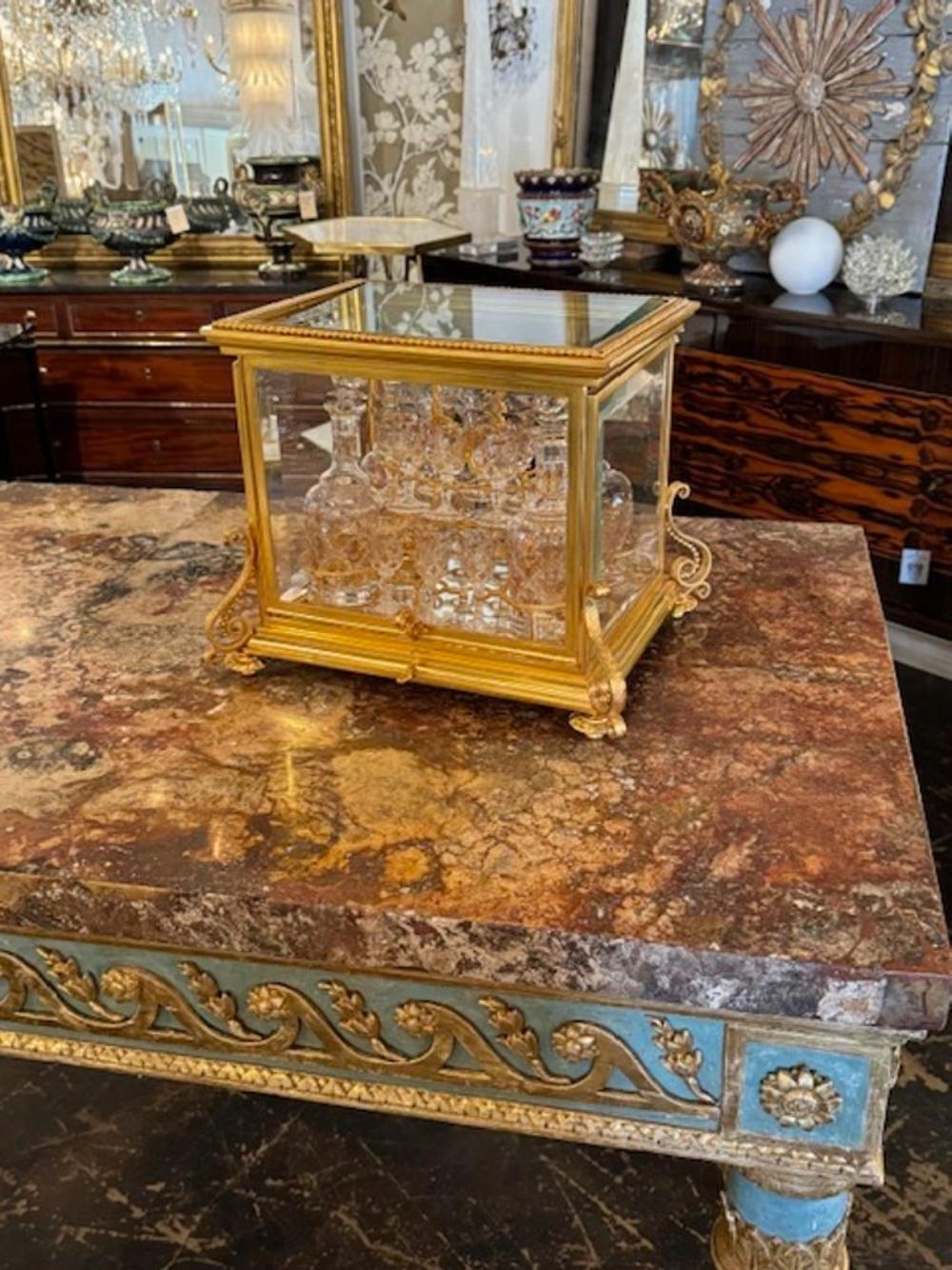 Splendido set di tantalio francese in bronzo Dore del 19° secolo con bicchieri e bottiglie in oro. Qualità eccezionale! Una dichiarazione di grande effetto! Circa 1870
15w x 12d x 12h