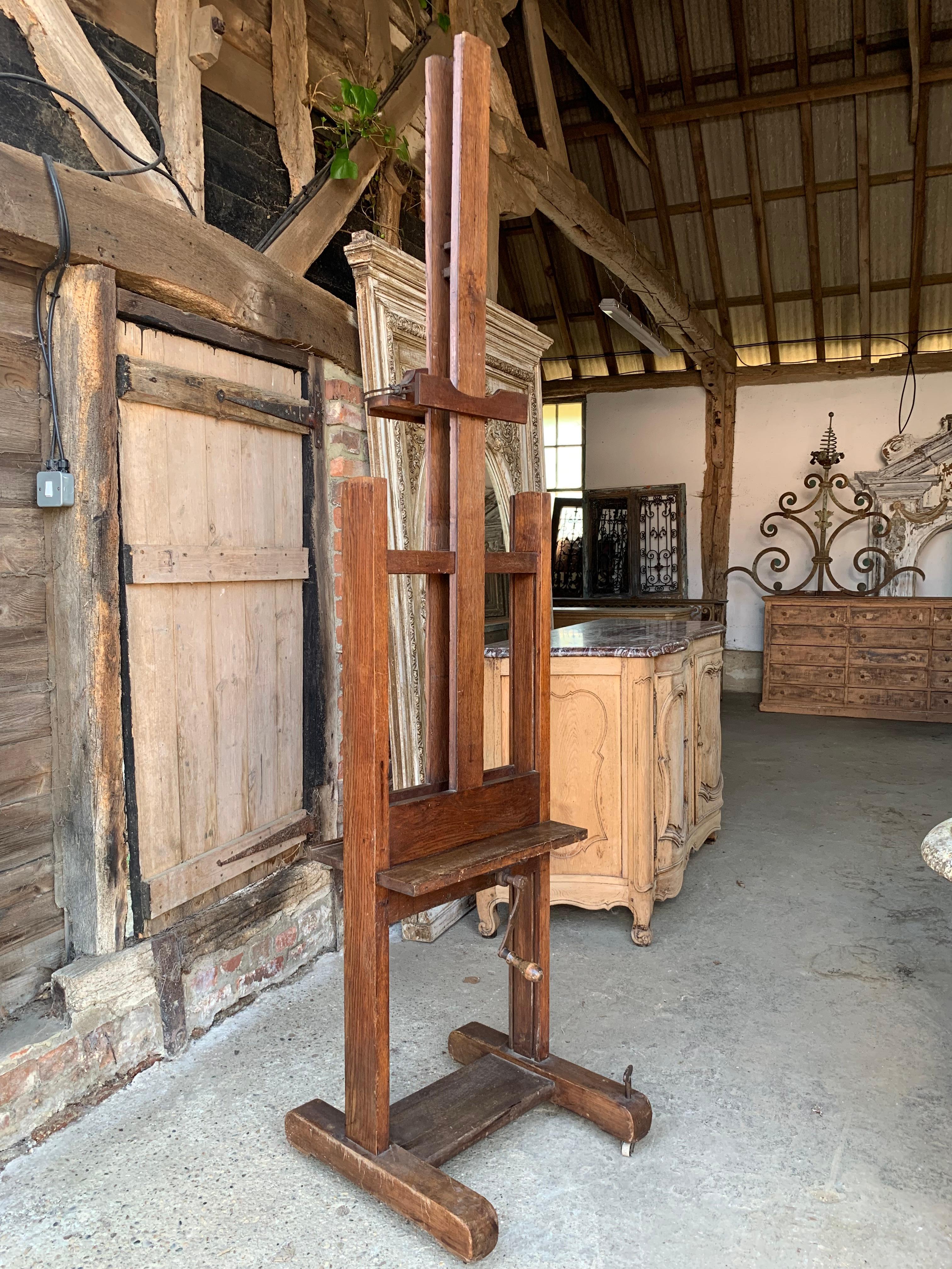 Caballete de roble de doble cara de finales del siglo XIX procedente del taller de un artista. La altura puede ajustarse de 174 a 270 cm mediante un sistema de manivela utilizando la empuñadura de la parte delantera. Las ruedas de la base están en