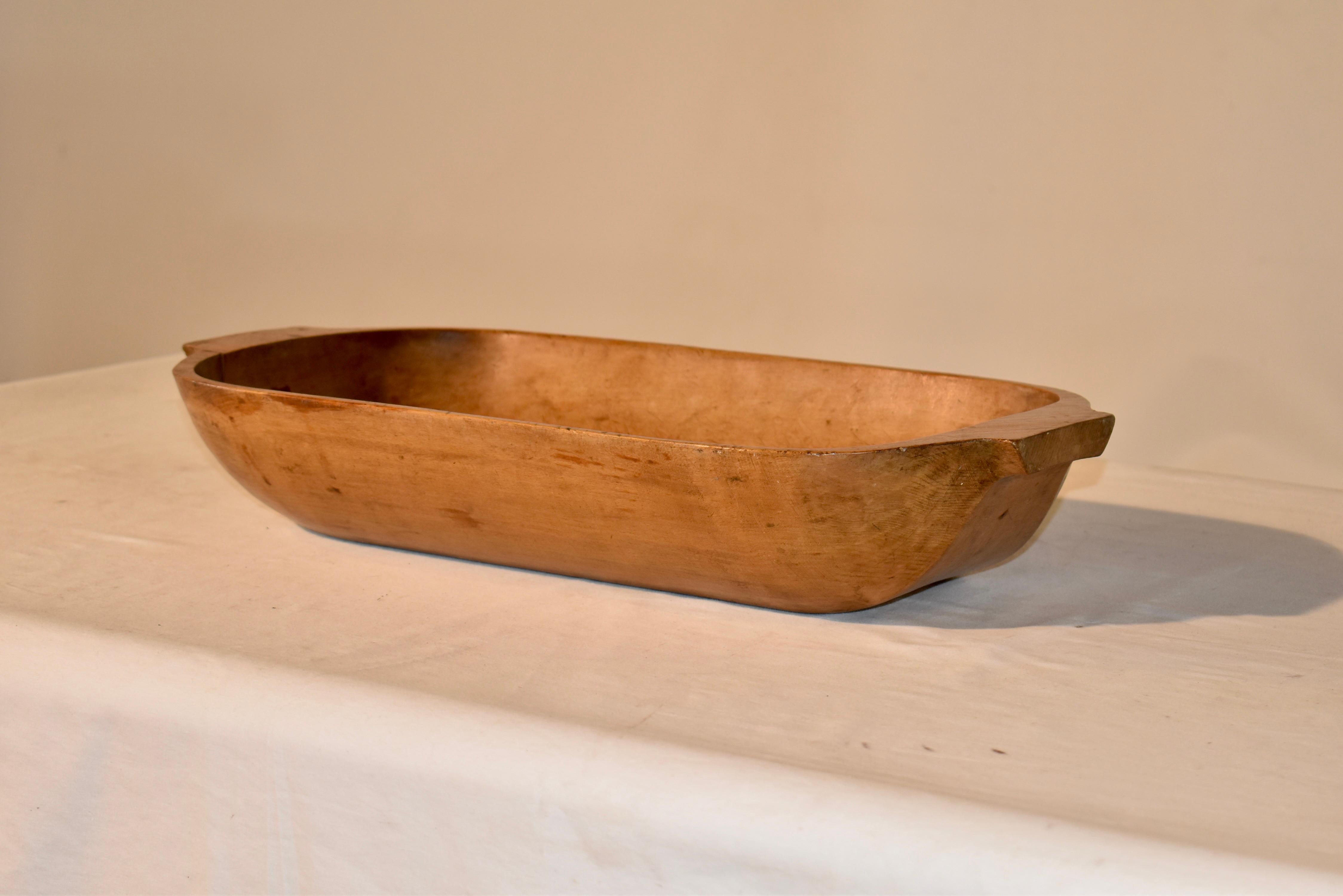 Impastatrice in legno di frutta del XIX secolo proveniente dalla Francia.  La ciotola è stata intagliata a mano da un solido pezzo di legno di frutta e sarebbe un'ottima aggiunta a qualsiasi tavolo o isola della cucina.
