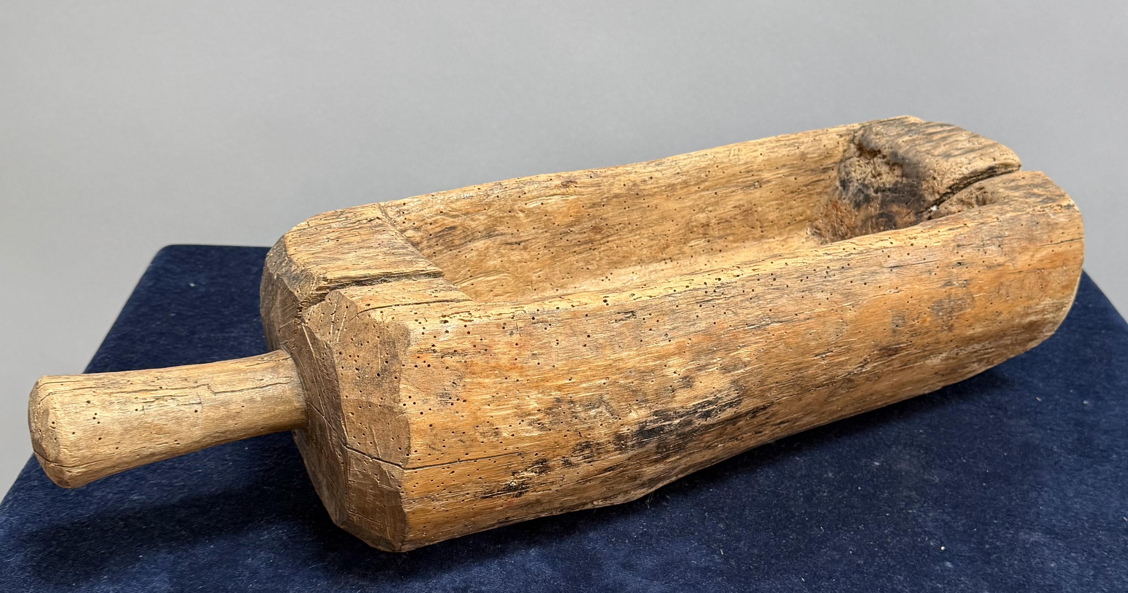 Mangiatoia o ciotola per pane francese del XIX secolo. Castagno intagliato a mano con manico primitivo. Colore e patina bellissimi. Realizzato in Borgogna, Francia, intorno al 1850.

7