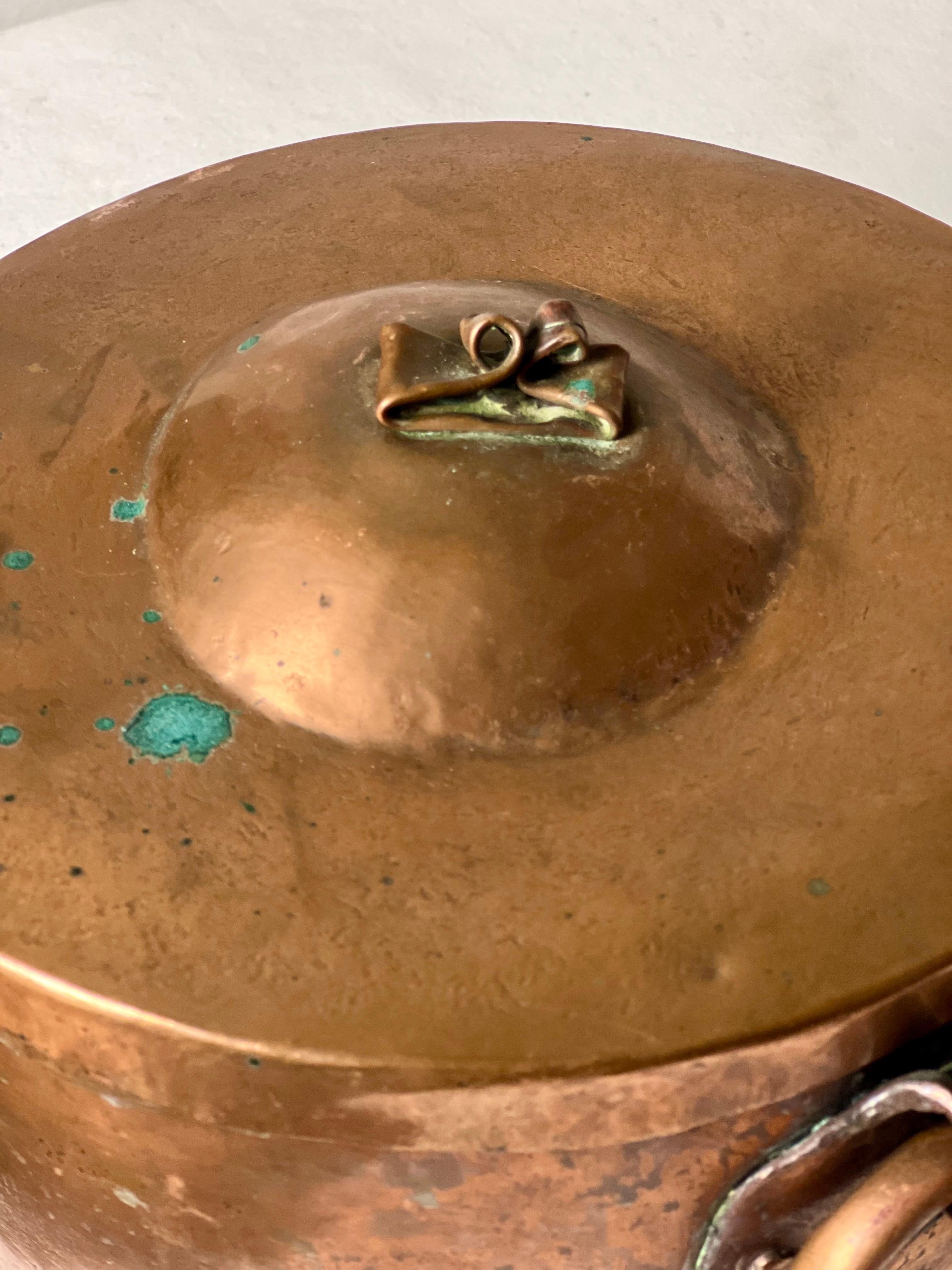 Panneau de tressage ou petit pot français du 19ème siècle en cuivre à queue d'aronde avec couvercle ajusté en vente 2