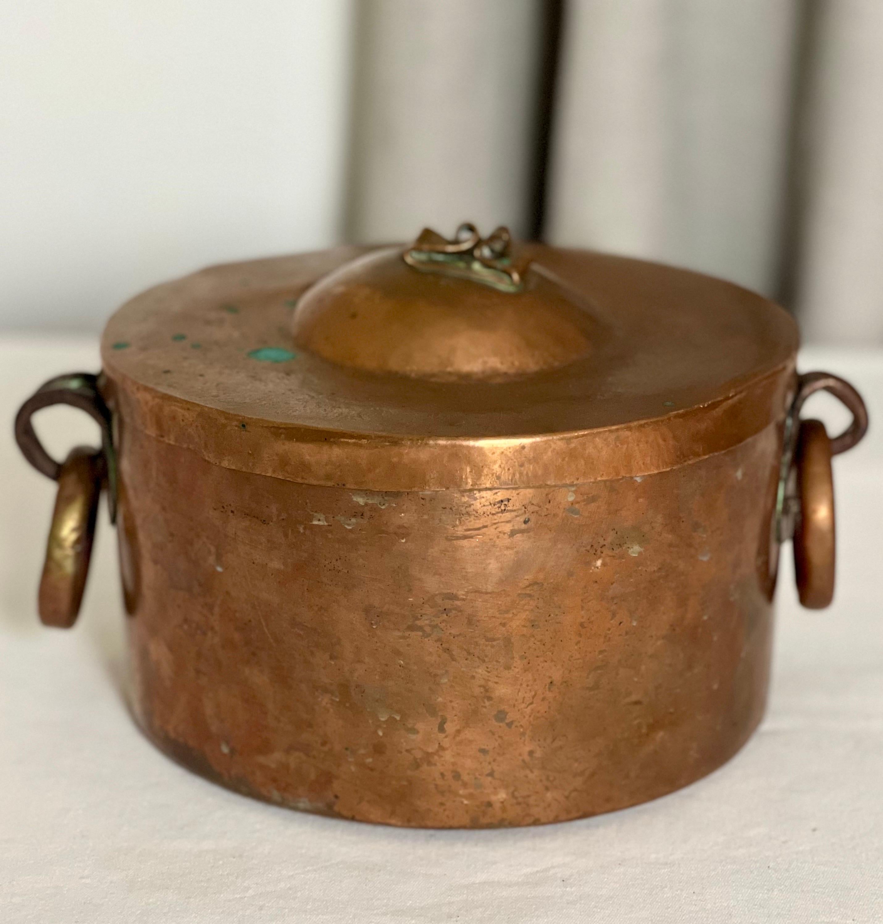 Country Panneau de tressage ou petit pot français du 19ème siècle en cuivre à queue d'aronde avec couvercle ajusté en vente