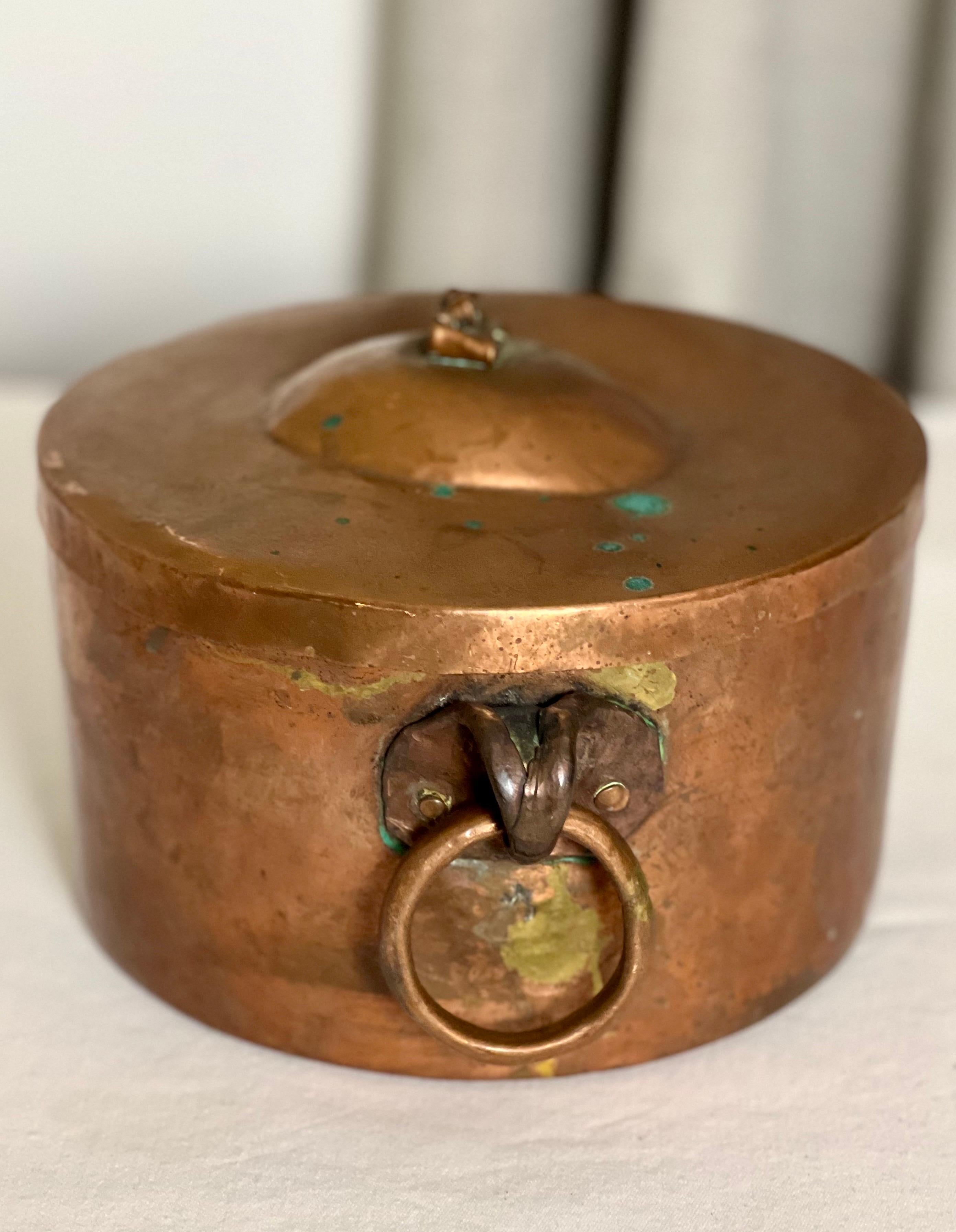 Français Panneau de tressage ou petit pot français du 19ème siècle en cuivre à queue d'aronde avec couvercle ajusté en vente