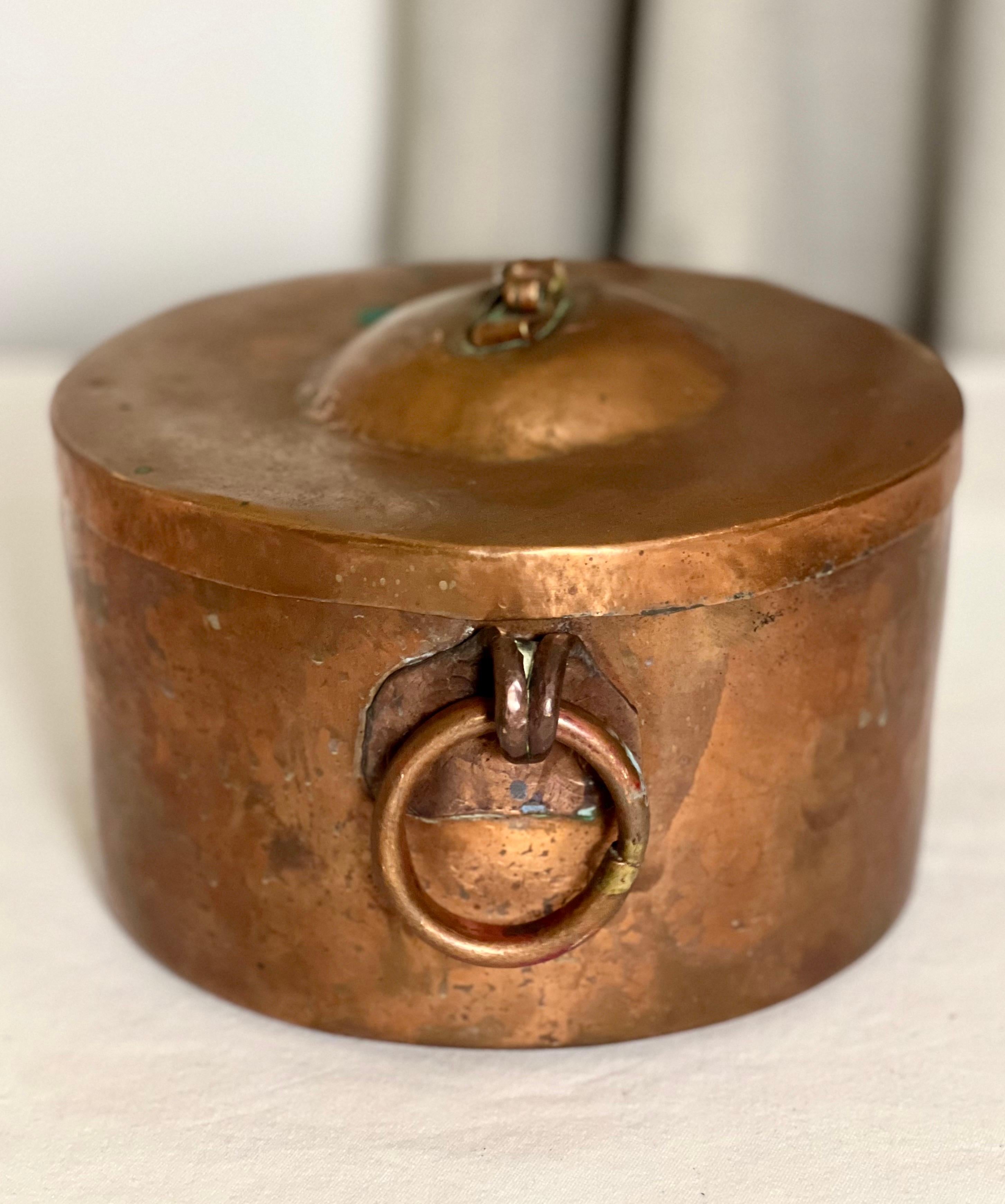 Fait main Panneau de tressage ou petit pot français du 19ème siècle en cuivre à queue d'aronde avec couvercle ajusté en vente