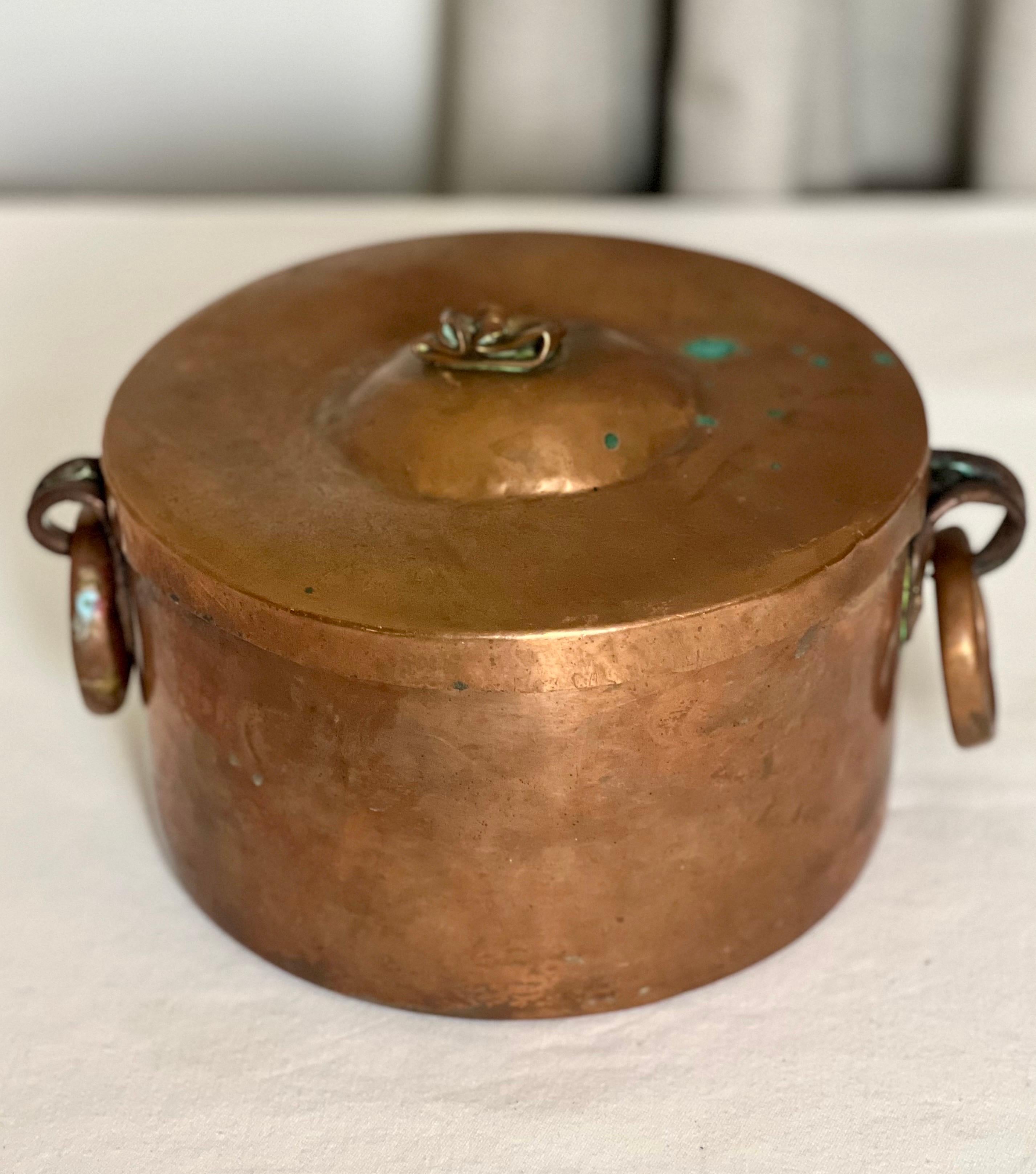 Panneau de tressage ou petit pot français du 19ème siècle en cuivre à queue d'aronde avec couvercle ajusté Bon état - En vente à Doylestown, PA