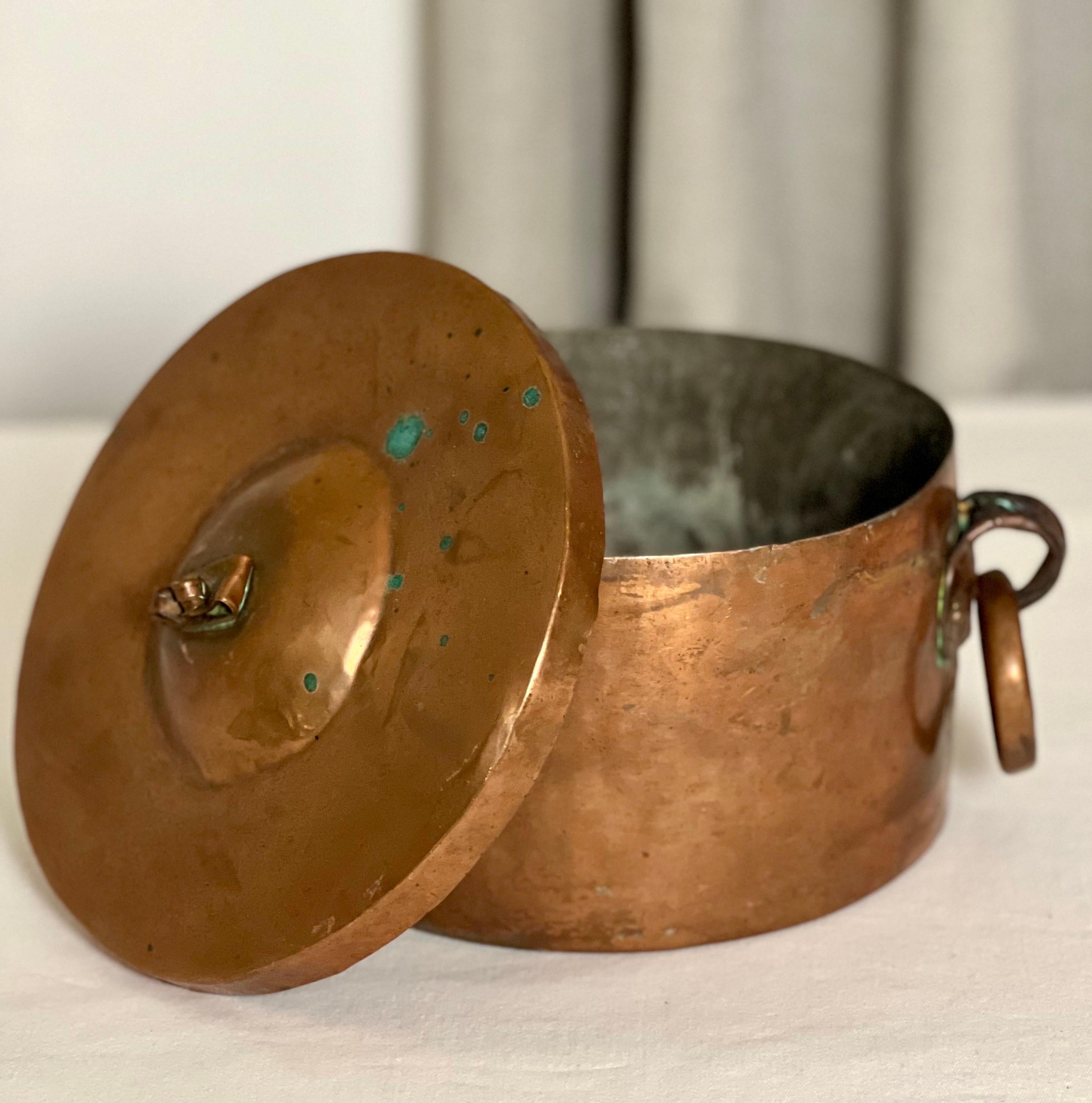 Cuivre Panneau de tressage ou petit pot français du 19ème siècle en cuivre à queue d'aronde avec couvercle ajusté en vente