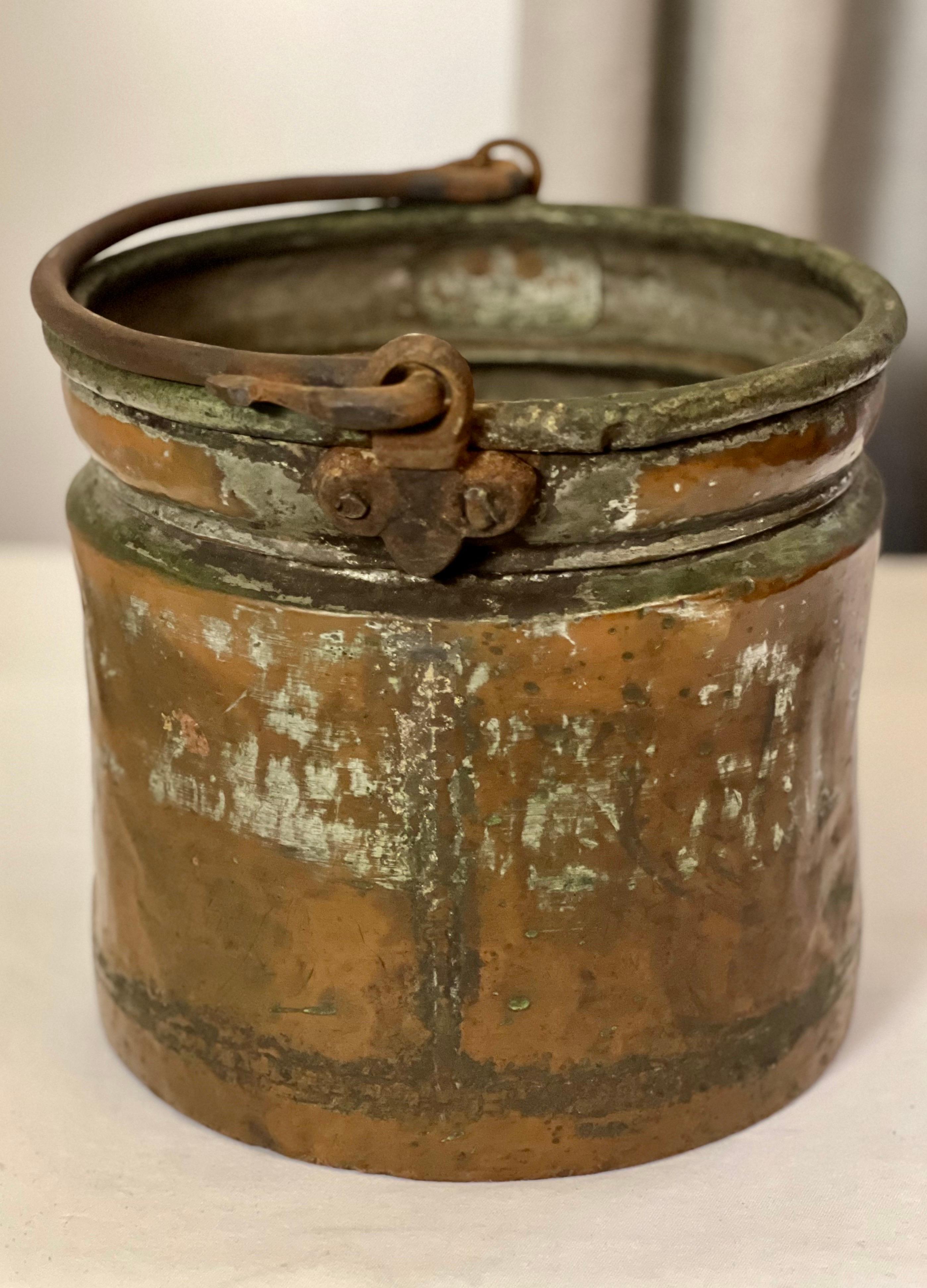 Martelé Seau ou jardinière français du 19ème siècle en cuivre à queue d'aronde avec poignée en vente