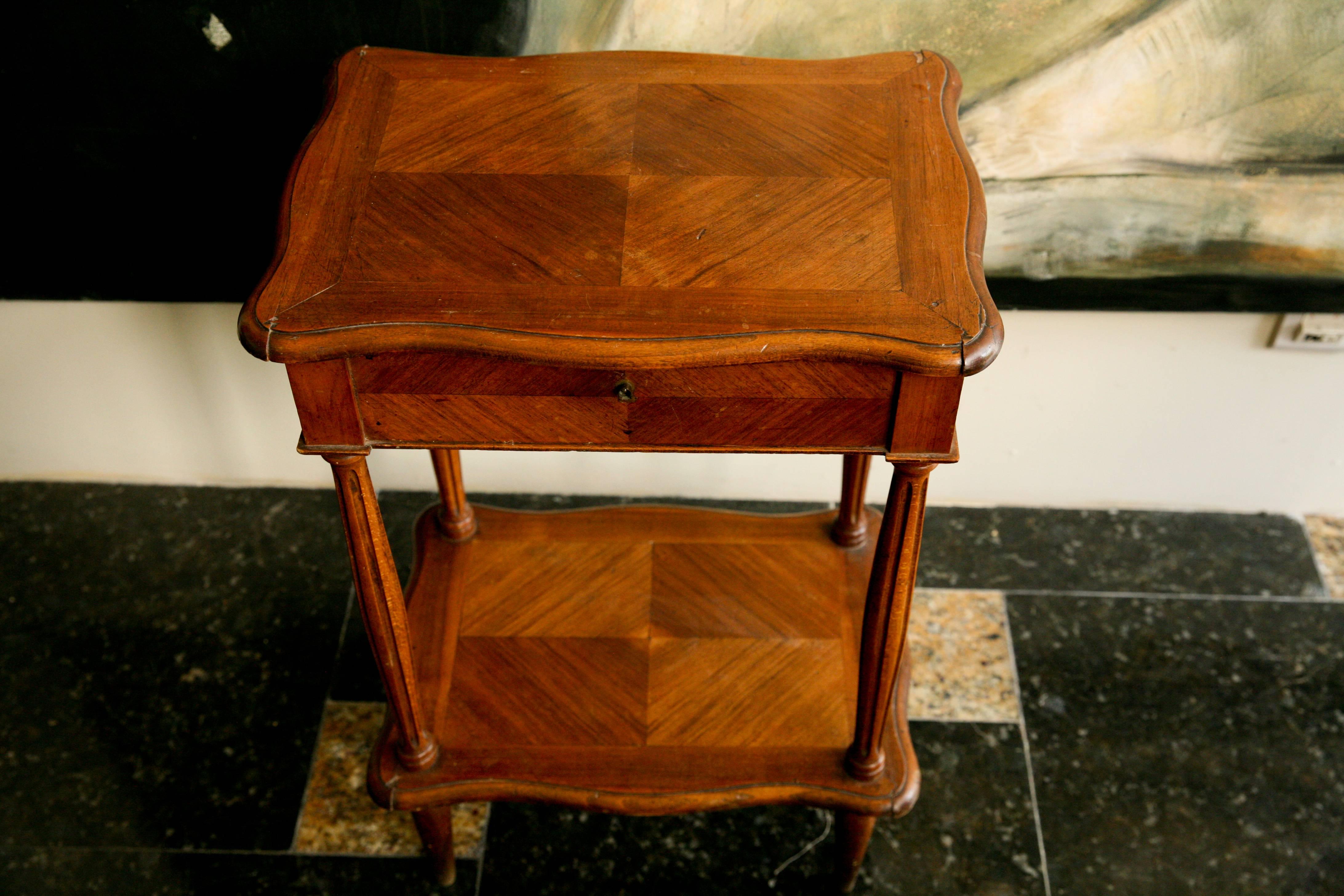 19th century French dressing work stand made of walnut veneer.
Top lifts to reveal original mirror in frame and compartments.
Very good condition for its age,
France, circa 1800.