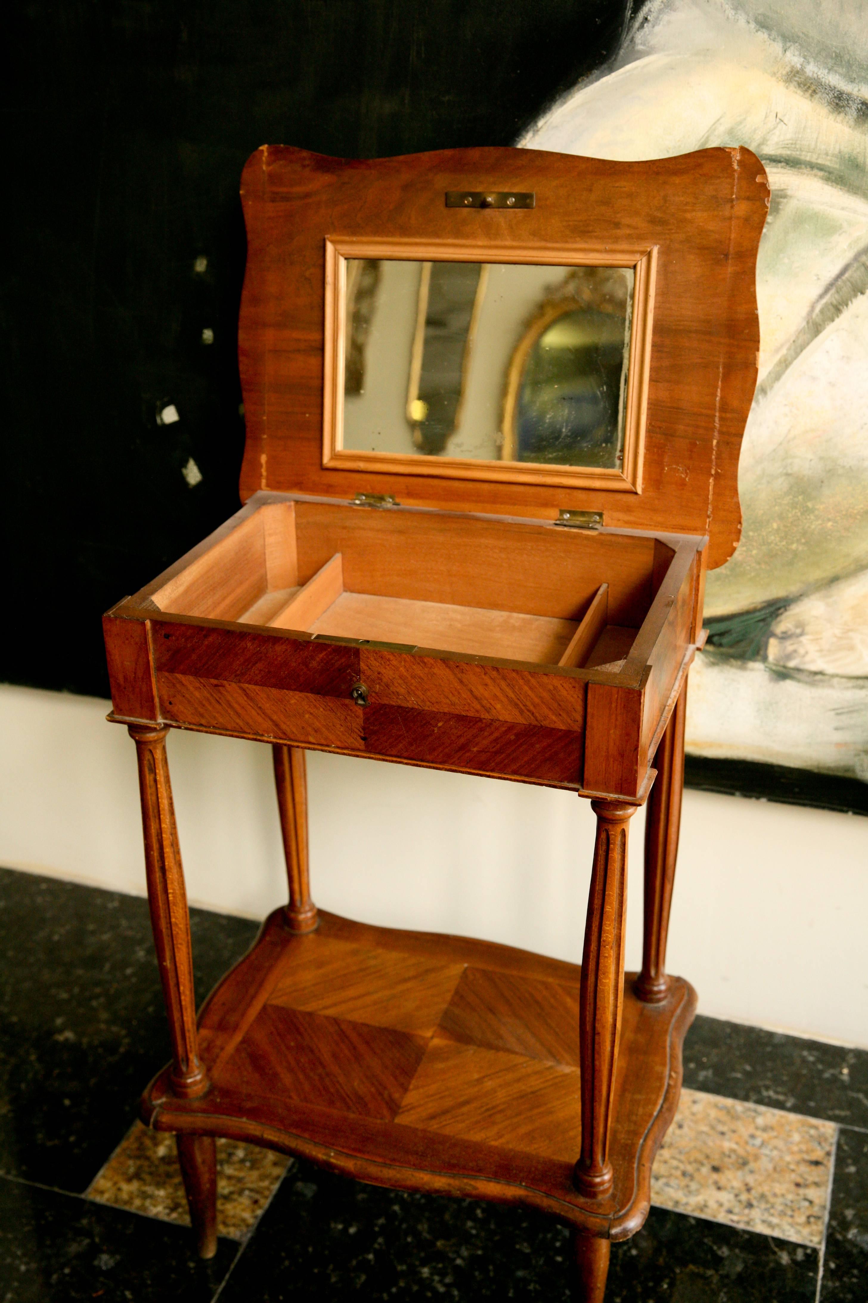 19th Century French Dressing Work Stand in Walnut Veneer In Good Condition In Sofia, BG