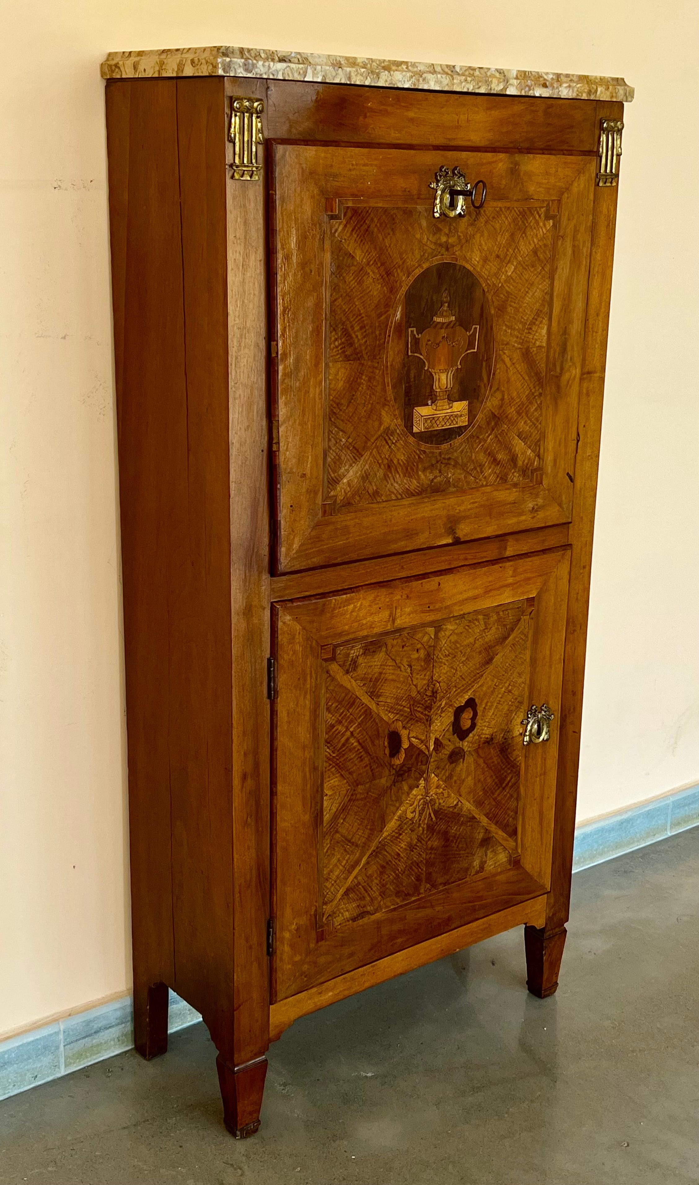 Secretaire a abattant, Spanien um 1900. Die Außenseite mit Sturzfront und eine niedrige Tür mit Fach, schöne Intarsien Eichenholz. Das Holz im Inneren öffnet sich zu einem zentralen Fach, das von zwei Schubladen und einem Regal für zwei Fächer